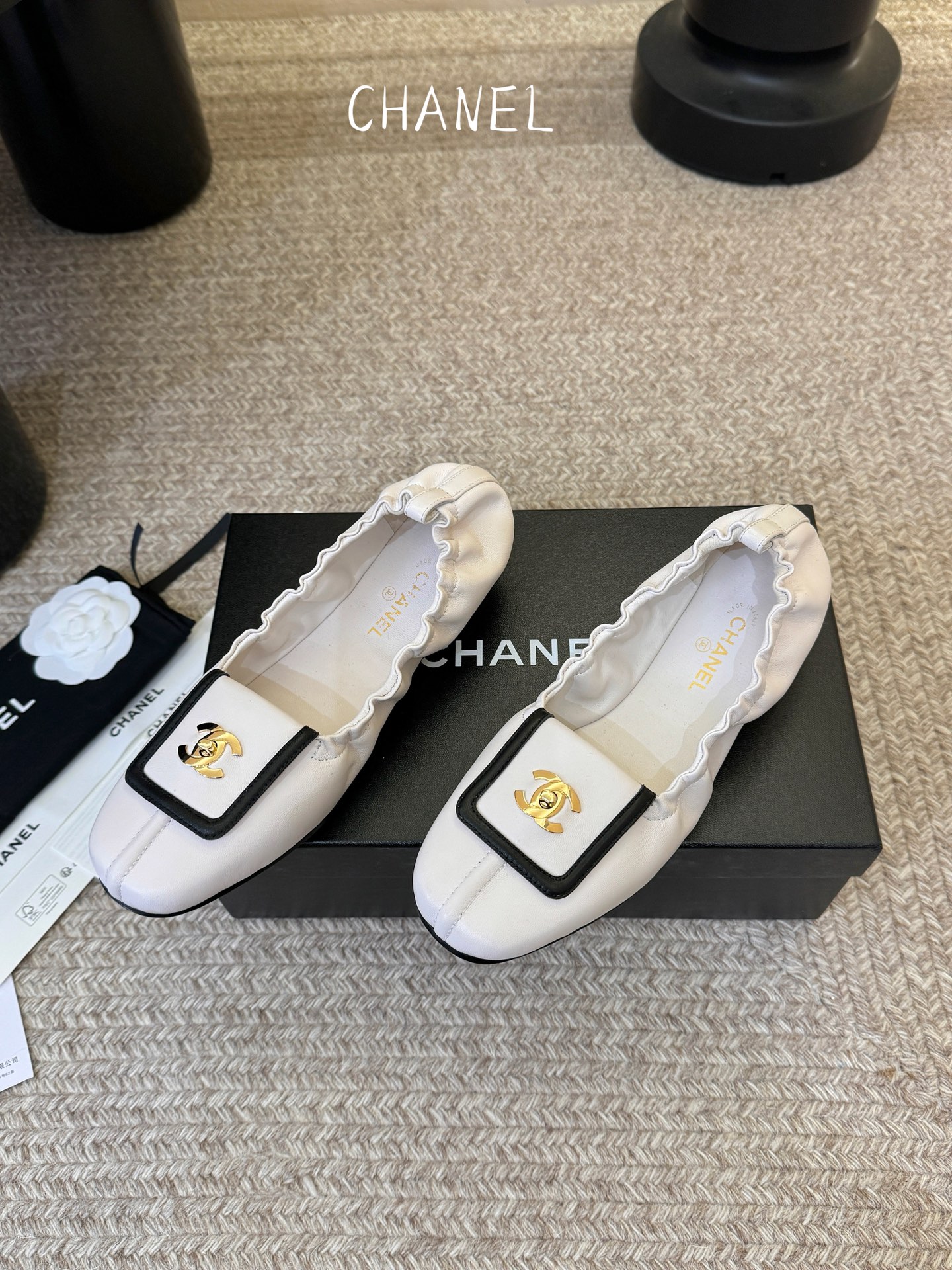 Chane*26SS早春新款经典方头松紧鞋身单鞋标志性双C金属扣作为点睛之笔，瞬间拉满品牌辨识度，经典方