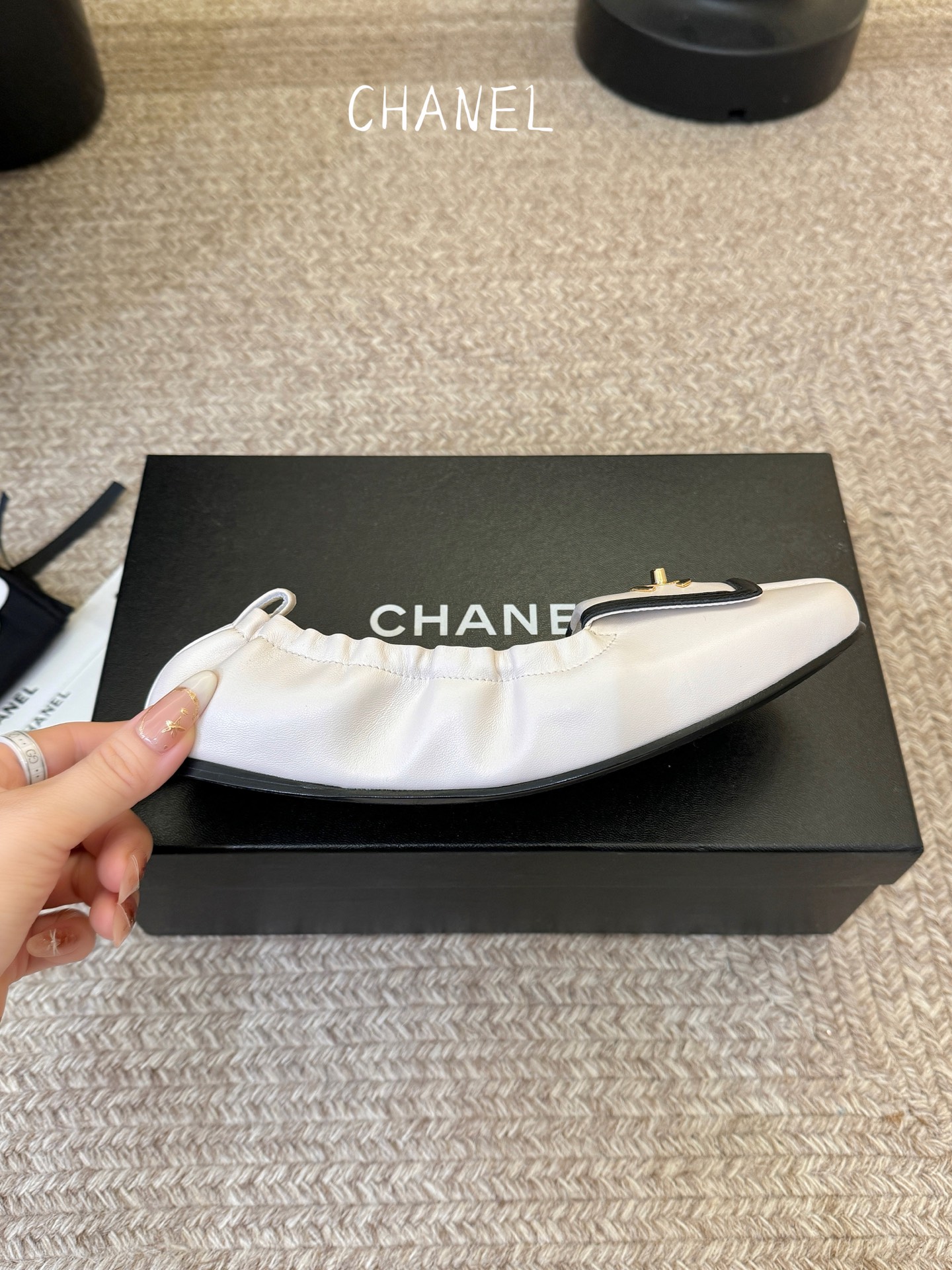 Chane*26SS早春新款经典方头松紧鞋身单鞋标志性双C金属扣作为点睛之笔，瞬间拉满品牌辨识度，经典方