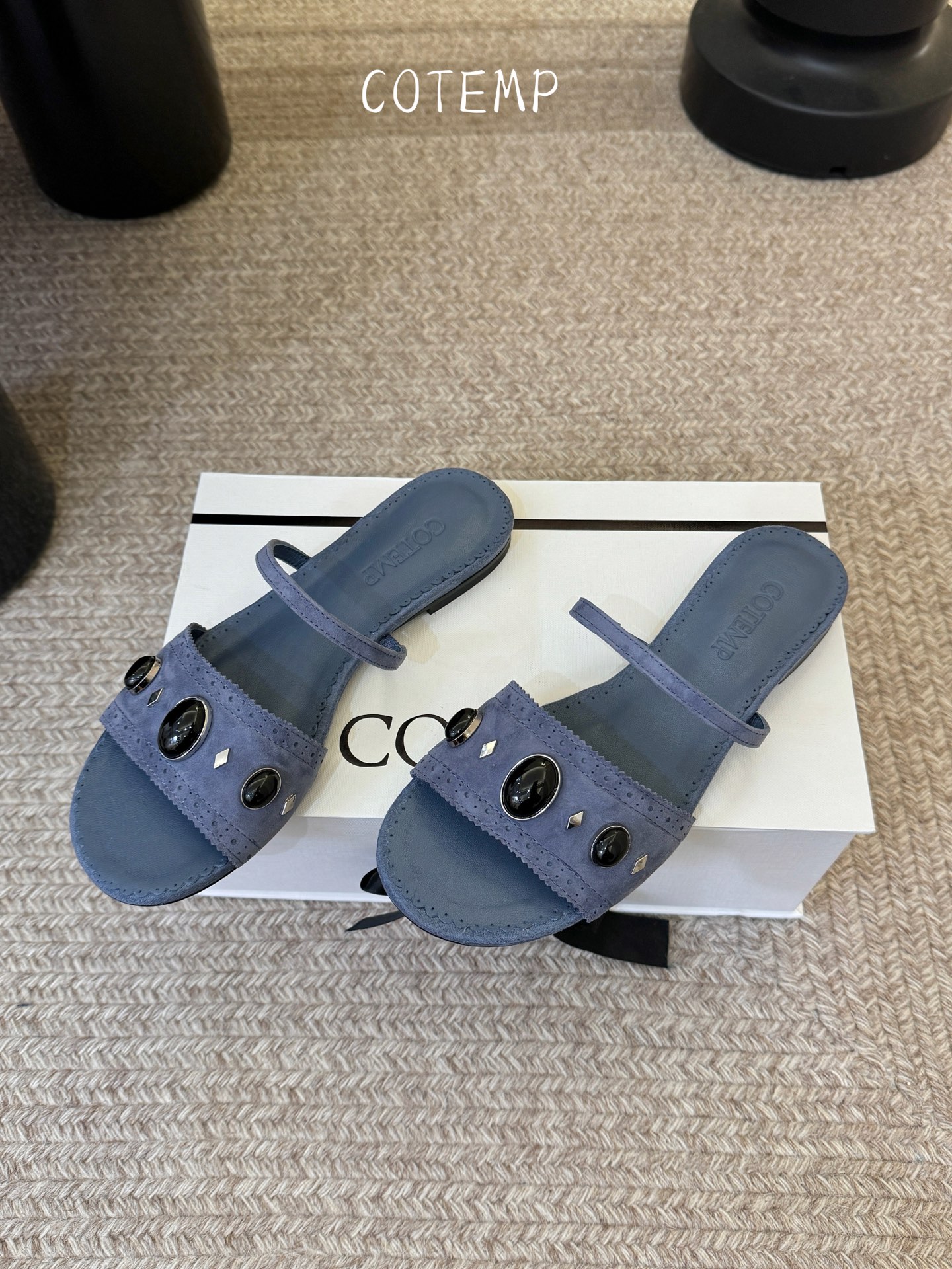 cotemp oiseau26春夏新款宝石一字带布洛克雕花凉鞋：甄选细腻羊麂皮，自带哑光柔和质感，几何轮