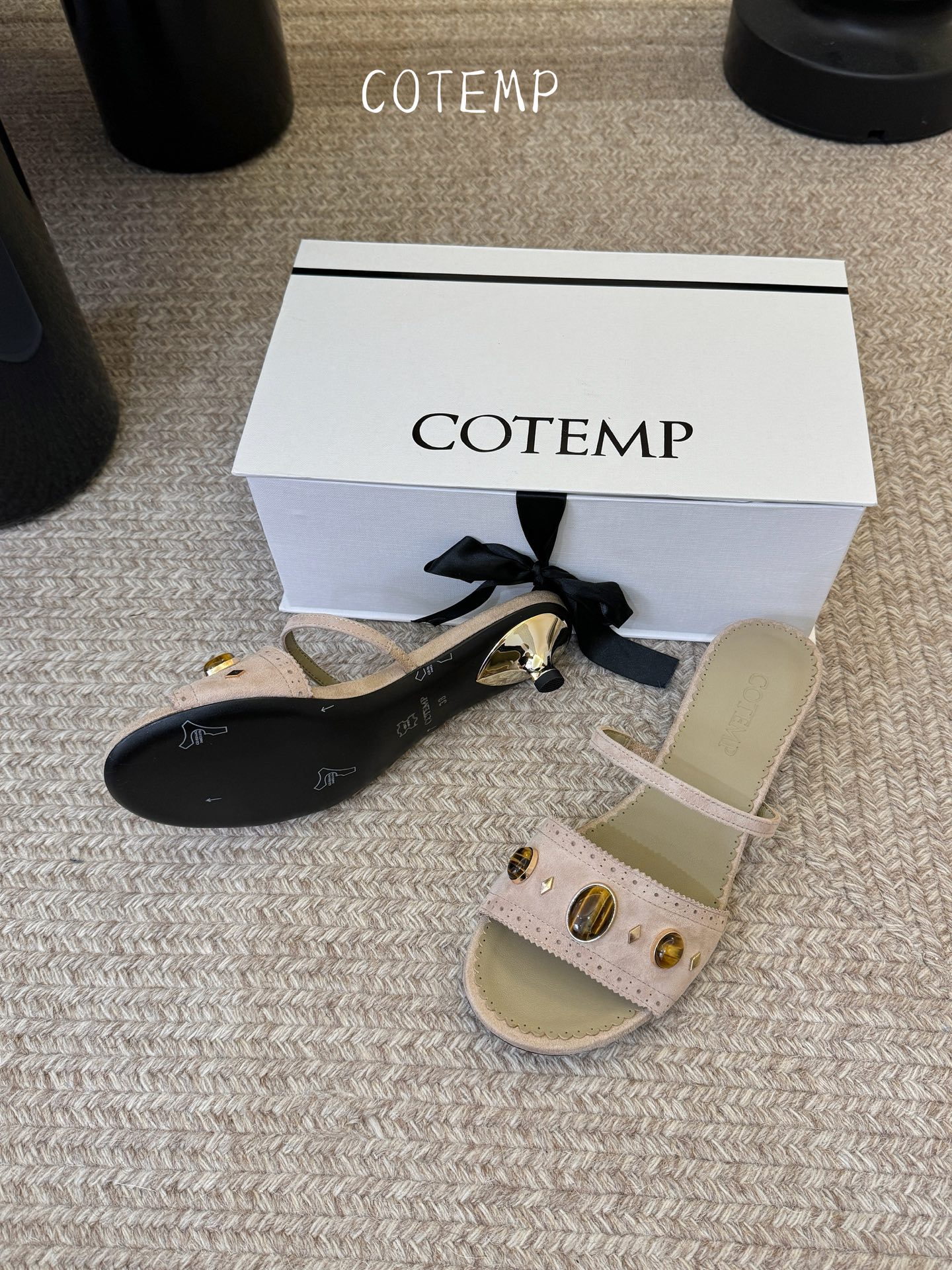 3cmcotemp oiseau26春夏新款宝石一字带布洛克雕花凉鞋：甄选细腻羊麂皮，自带哑光柔和质感，