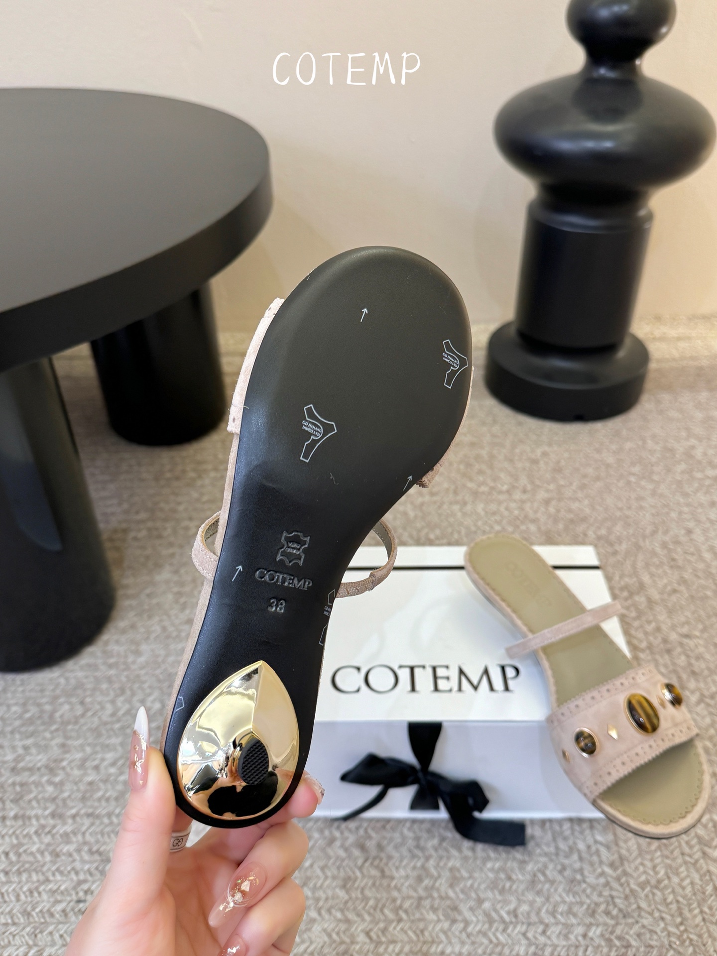 3cmcotemp oiseau26春夏新款宝石一字带布洛克雕花凉鞋：甄选细腻羊麂皮，自带哑光柔和质感，
