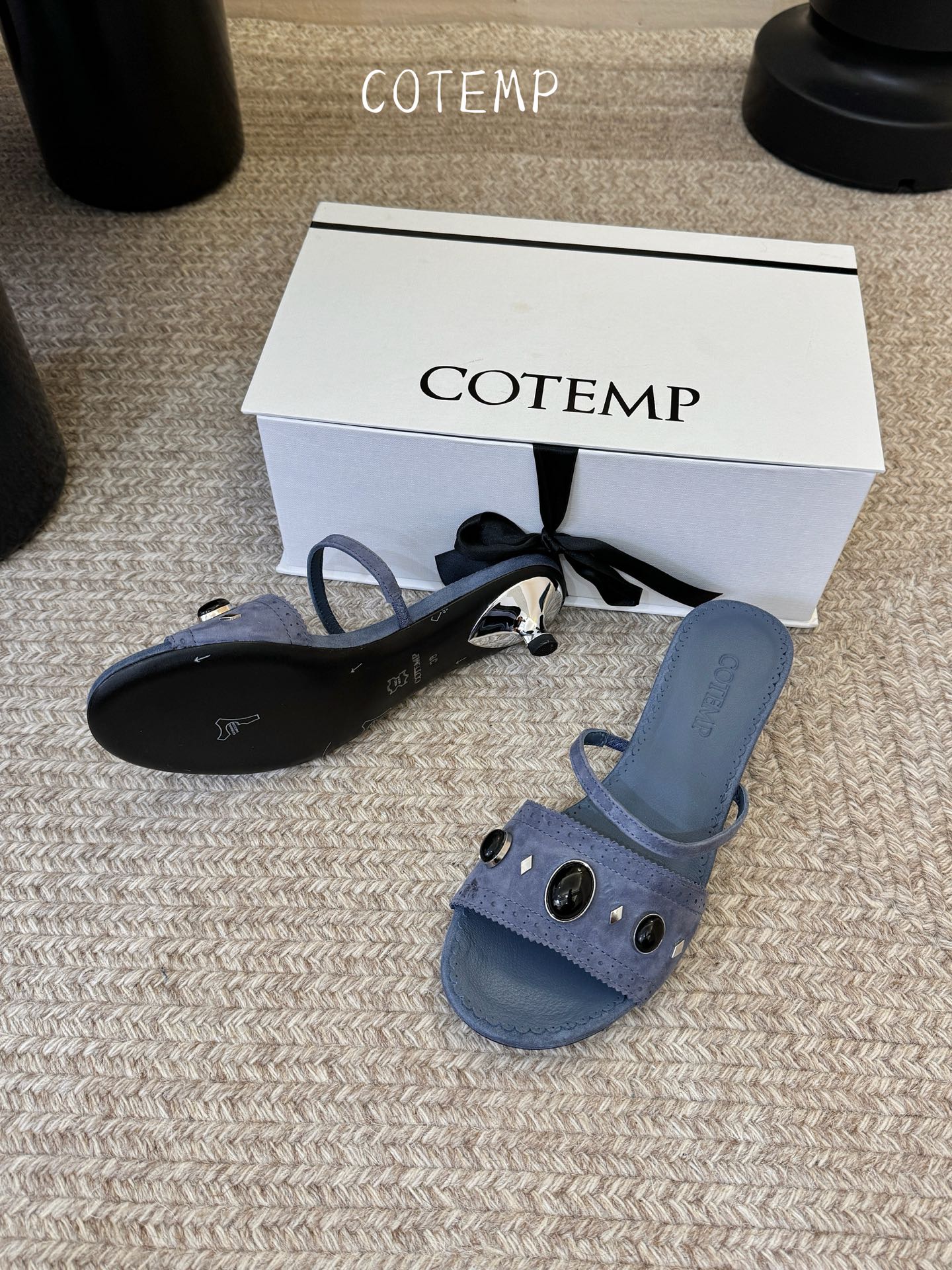 3cmcotemp oiseau26春夏新款宝石一字带布洛克雕花凉鞋：甄选细腻羊麂皮，自带哑光柔和质感，