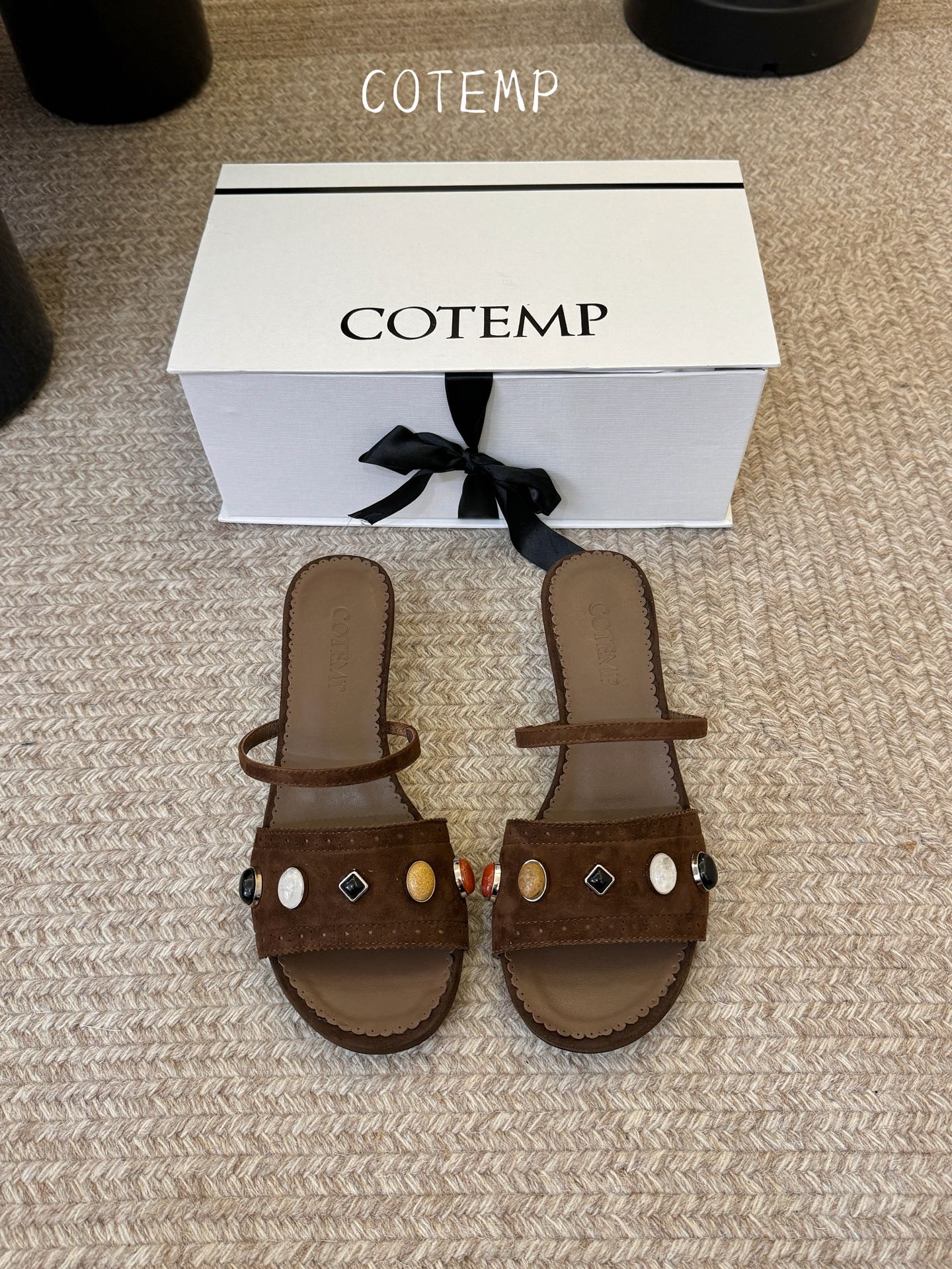 3cmcotemp oiseau26春夏新款宝石一字带布洛克雕花凉鞋：甄选细腻羊麂皮，自带哑光柔和质感，
