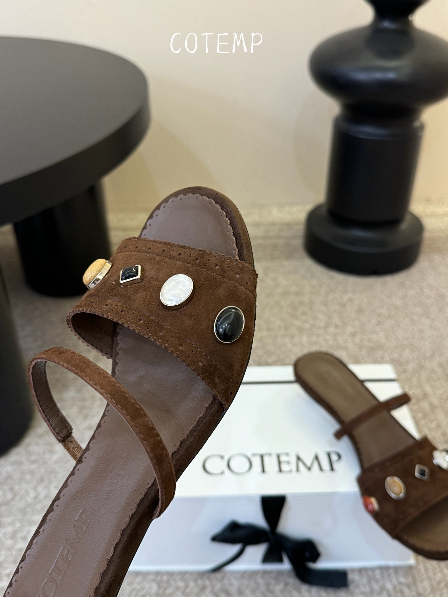 3cmcotemp oiseau26春夏新款宝石一字带布洛克雕花凉鞋：甄选细腻羊麂皮，自带哑光柔和质感，