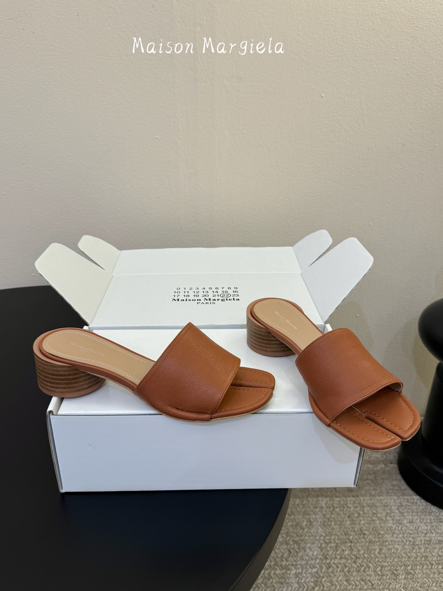 Maison Margiela Margie马吉拉•分趾秀场tibi分趾鞋凉鞋拖鞋的版本 非常不好做 马吉拉分趾鞋又被推到风口啦 小红书发一个爆一个 性感酷辣女孩 上脚炒鸡 大家放心冲 穿上它你就是那个人群中最独特的存在