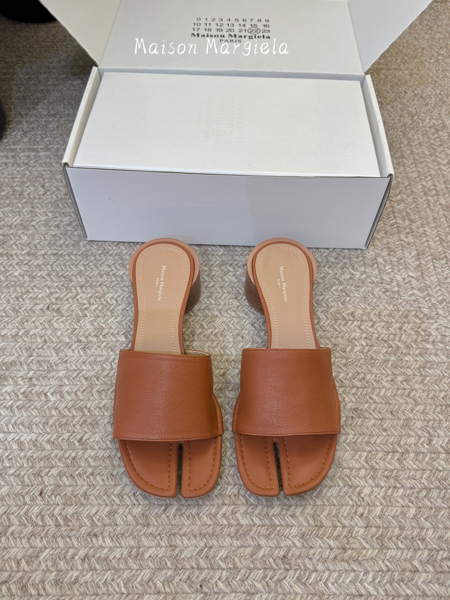 Maison Margiela Margie马吉拉•分趾秀场tibi分趾鞋凉鞋拖鞋的版本 非常不好做 马吉拉分趾鞋又被推到风口啦 小红书发一个爆一个 性感酷辣女孩 上脚炒鸡 大家放心冲 穿上它你就是那个人群中最独特的存在