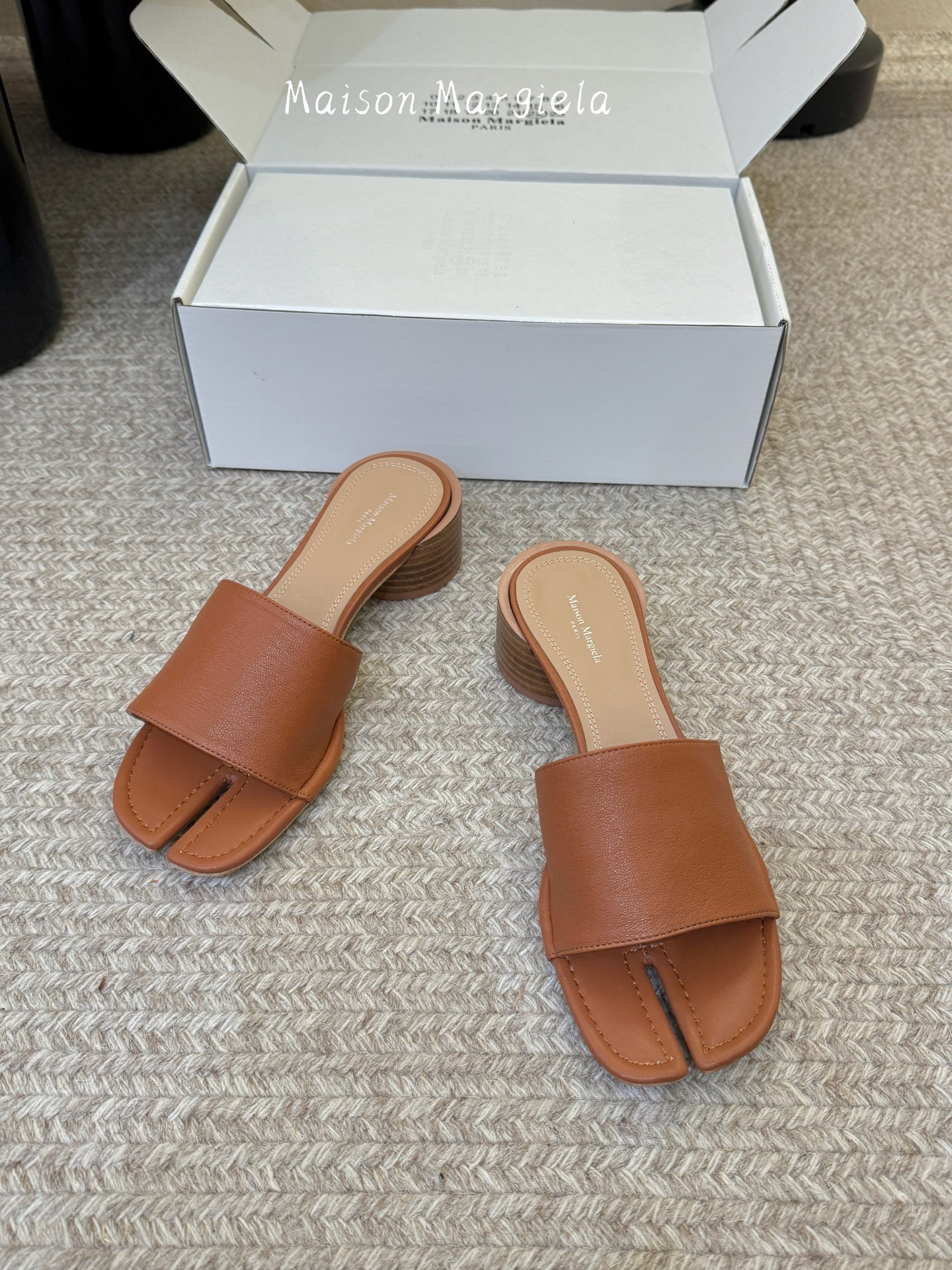 Maison Margiela Margie马吉拉•分趾秀场tibi分趾鞋凉鞋拖鞋的版本 非常不好做 马吉拉分趾鞋又被推到风口啦 小红书发一个爆一个 性感酷辣女孩 上脚炒鸡 大家放心冲 穿上它你就是那个人群中最独特的存在