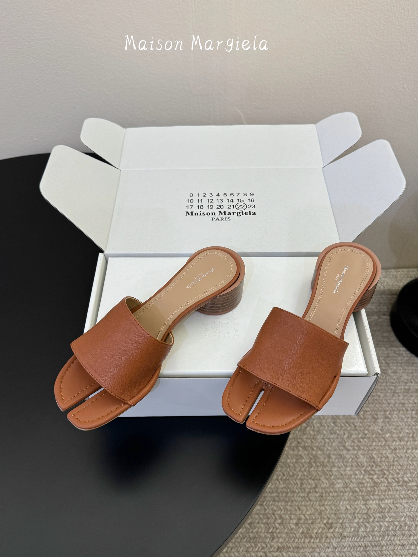 Maison Margiela Margie马吉拉•分趾秀场tibi分趾鞋凉鞋拖鞋的版本 非常不好做 马吉拉分趾鞋又被推到风口啦 小红书发一个爆一个 性感酷辣女孩 上脚炒鸡 大家放心冲 穿上它你就是那个人群中最独特的存在