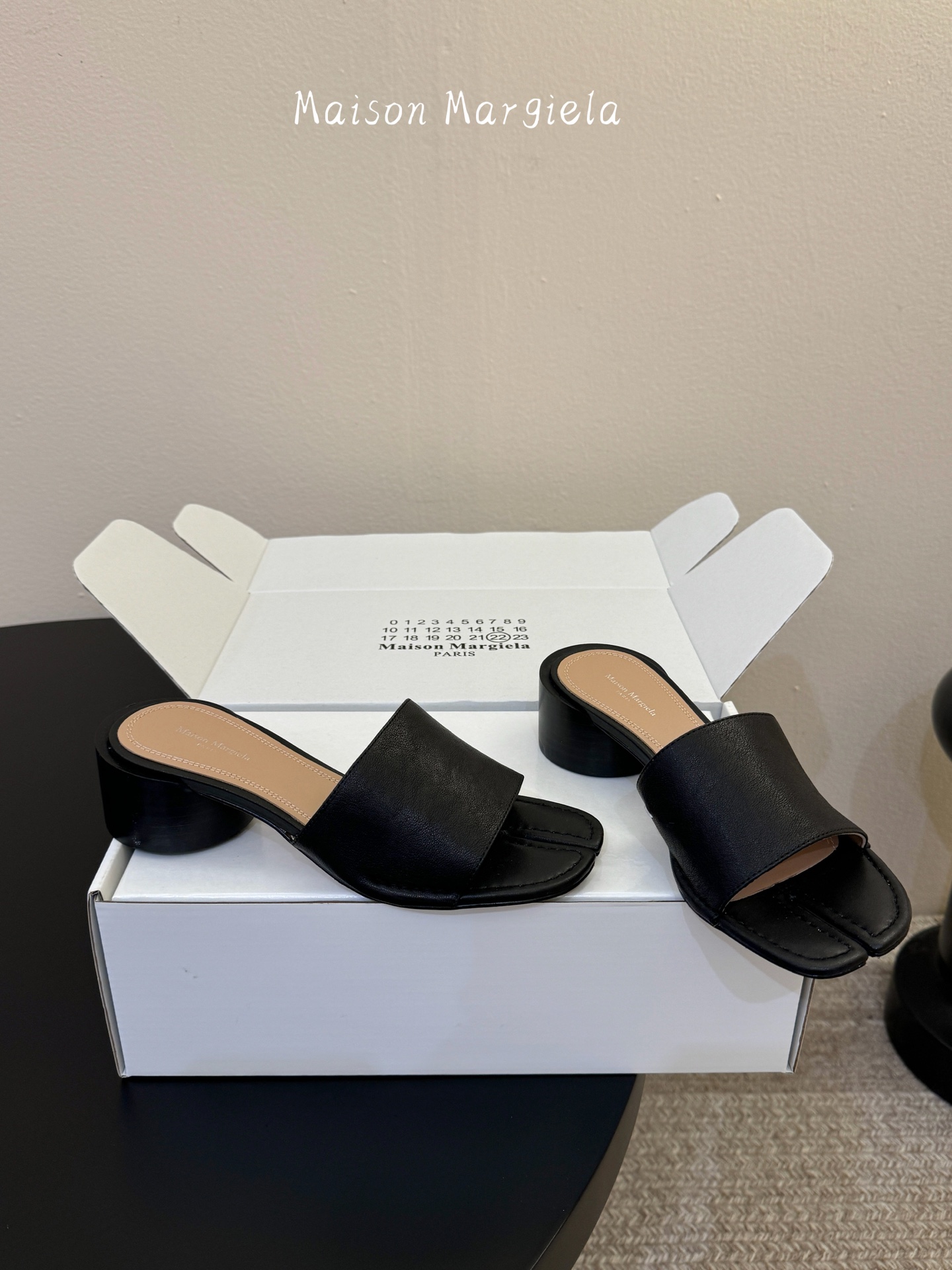 Maison Margiela Margie马吉拉•分趾秀场tibi分趾鞋凉鞋拖鞋的版本 非常不好做 马吉拉分趾鞋又被推到风口啦 小红书发一个爆一个 性感酷辣女孩 上脚炒鸡 大家放心冲 穿上它你就是那个人群中最独特的存在
