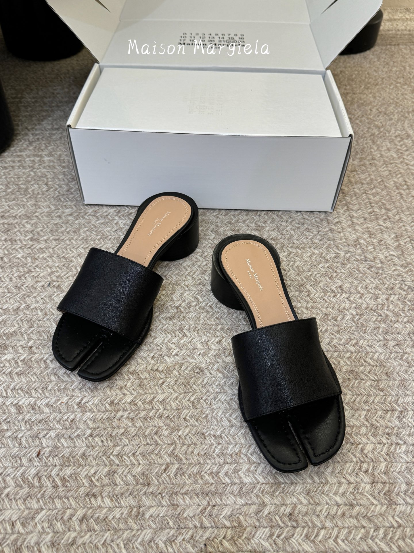 Maison Margiela Margie马吉拉•分趾秀场tibi分趾鞋凉鞋拖鞋的版本 非常不好做 马吉拉分趾鞋又被推到风口啦 小红书发一个爆一个 性感酷辣女孩 上脚炒鸡 大家放心冲 穿上它你就是那个人群中最独特的存在