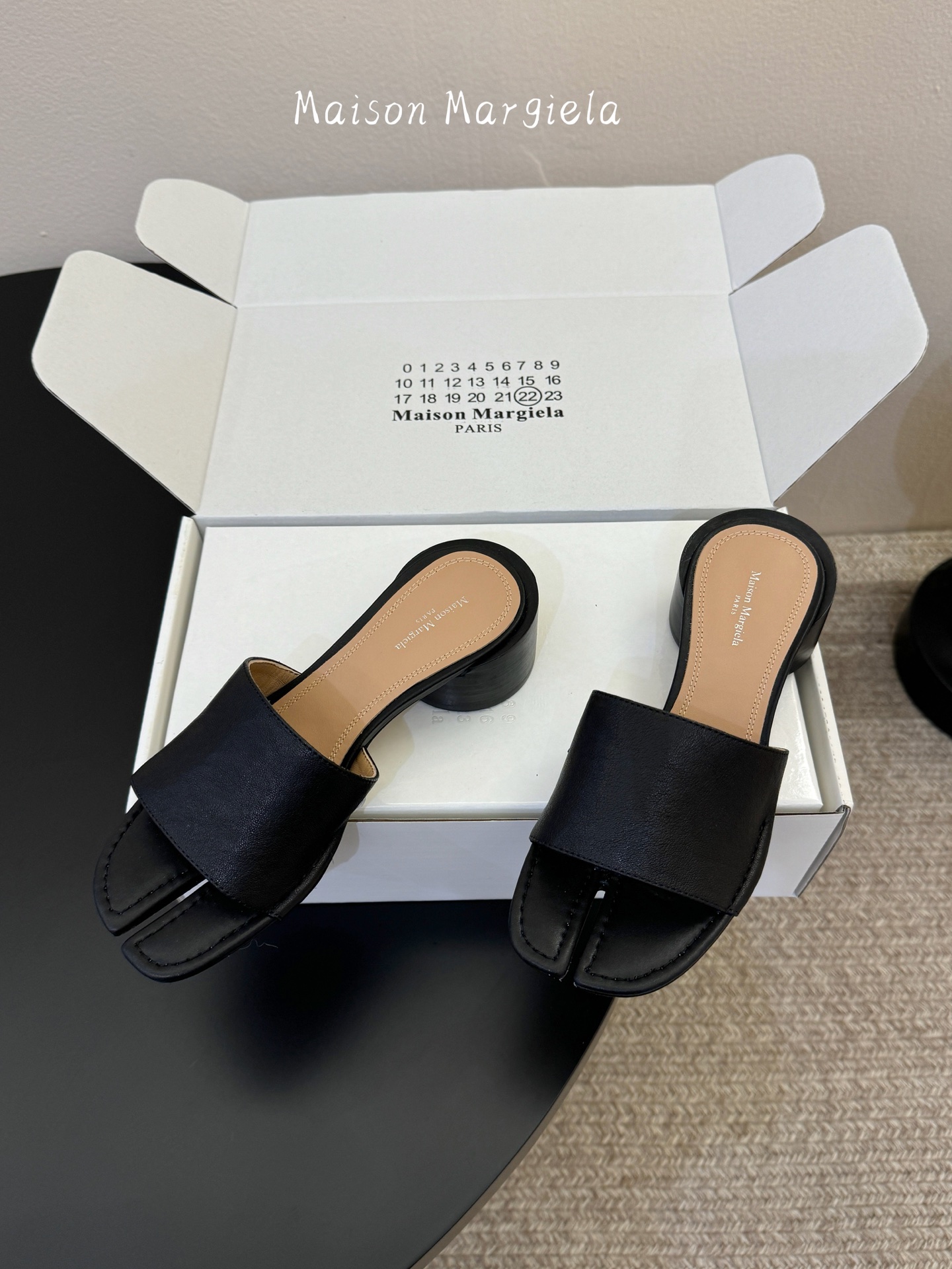 Maison Margiela Margie马吉拉•分趾秀场tibi分趾鞋凉鞋拖鞋的版本 非常不好做 马吉拉分趾鞋又被推到风口啦 小红书发一个爆一个 性感酷辣女孩 上脚炒鸡 大家放心冲 穿上它你就是那个人群中最独特的存在