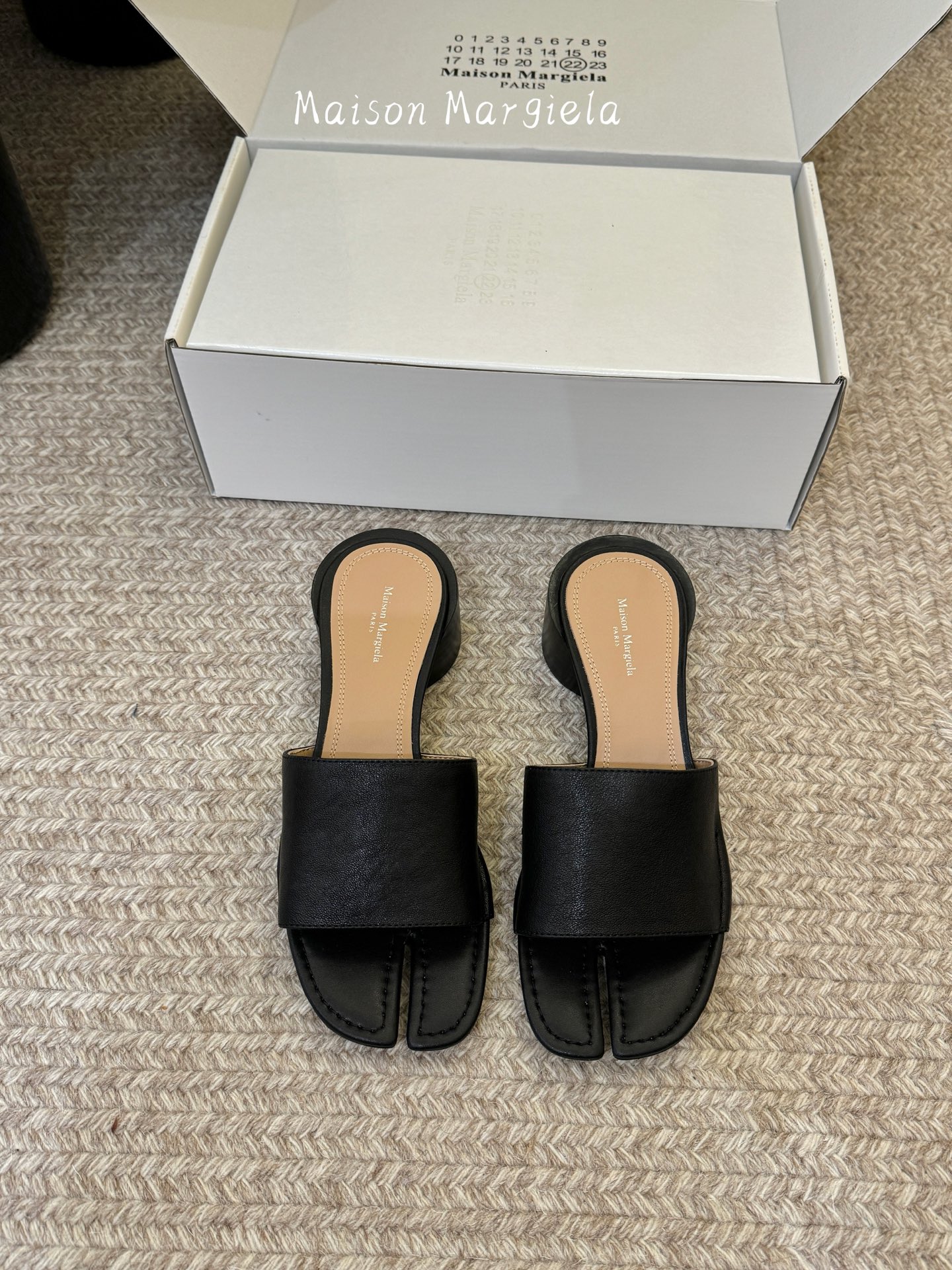 Maison Margiela Margie马吉拉•分趾秀场tibi分趾鞋凉鞋拖鞋的版本 非常不好做 马吉拉分趾鞋又被推到风口啦 小红书发一个爆一个 性感酷辣女孩 上脚炒鸡 大家放心冲 穿上它你就是那个人群中最独特的存在