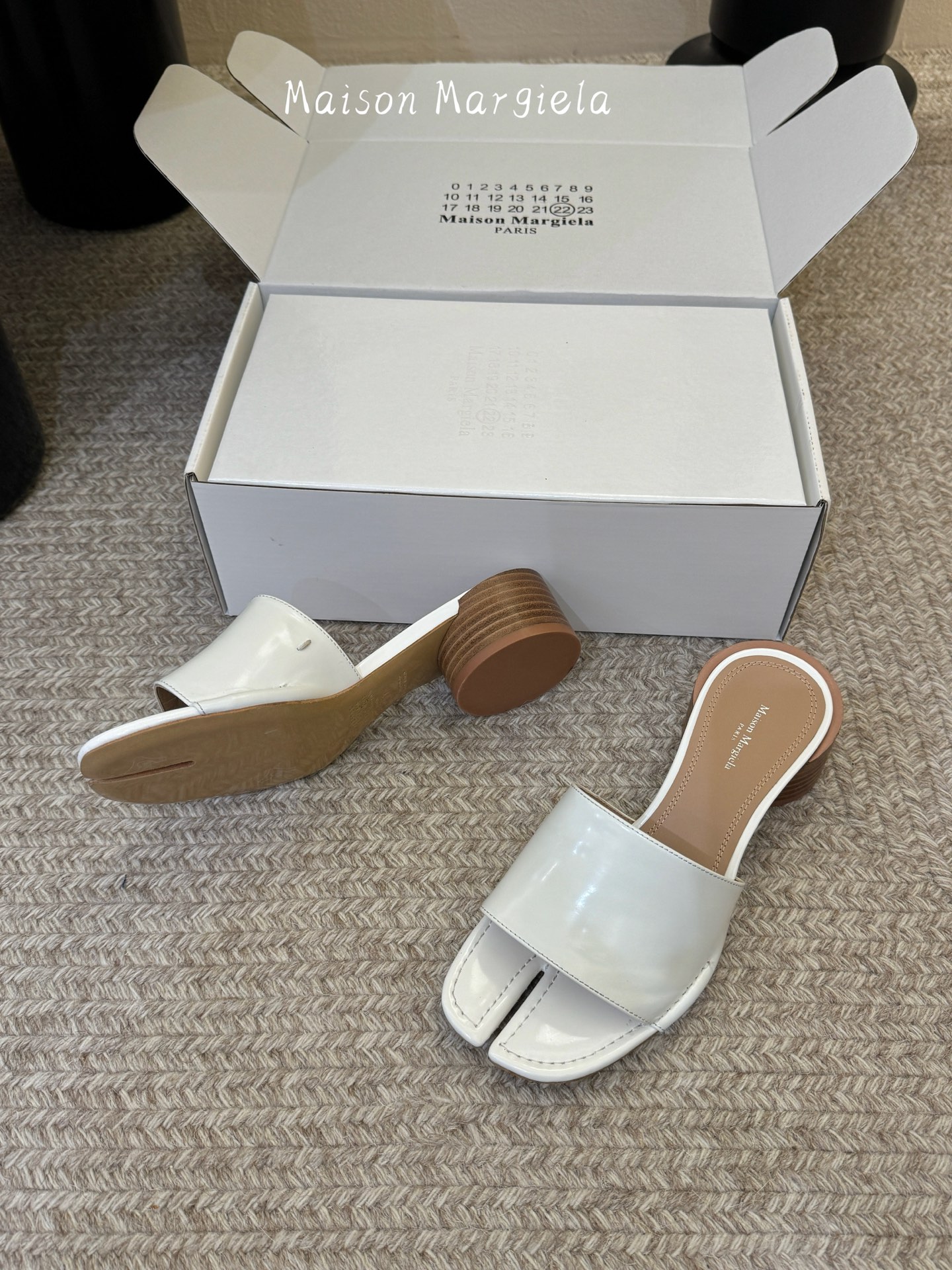 Maison Margiela Margie马吉拉•分趾秀场tibi分趾鞋凉鞋拖鞋的版本 非常不好做 马吉拉分趾鞋又被推到风口啦 小红书发一个爆一个 性感酷辣女孩 上脚炒鸡 大家放心冲 穿上它你就是那个人群中最独特的存在