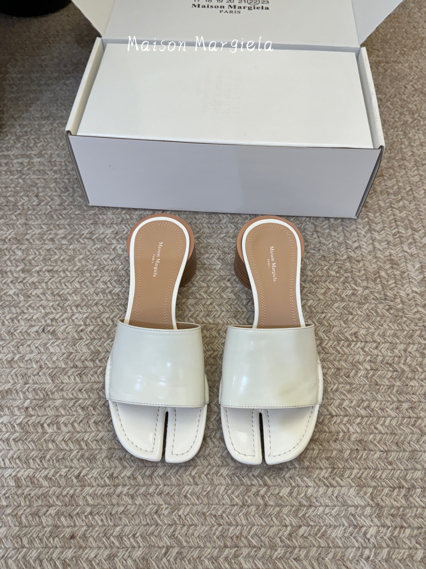 Maison Margiela Margie马吉拉•分趾秀场tibi分趾鞋凉鞋拖鞋的版本 非常不好做 马吉拉分趾鞋又被推到风口啦 小红书发一个爆一个 性感酷辣女孩 上脚炒鸡 大家放心冲 穿上它你就是那个人群中最独特的存在