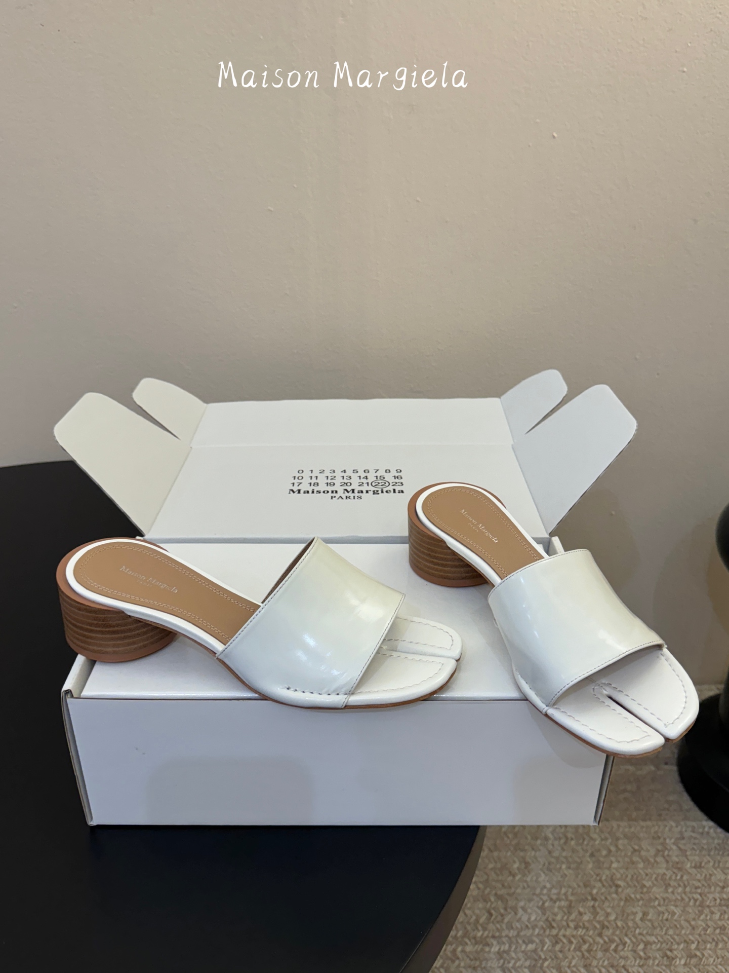 Maison Margiela Margie马吉拉•分趾秀场tibi分趾鞋凉鞋拖鞋的版本 非常不好做 马吉拉分趾鞋又被推到风口啦 小红书发一个爆一个 性感酷辣女孩 上脚炒鸡 大家放心冲 穿上它你就是那个人群中最独特的存在