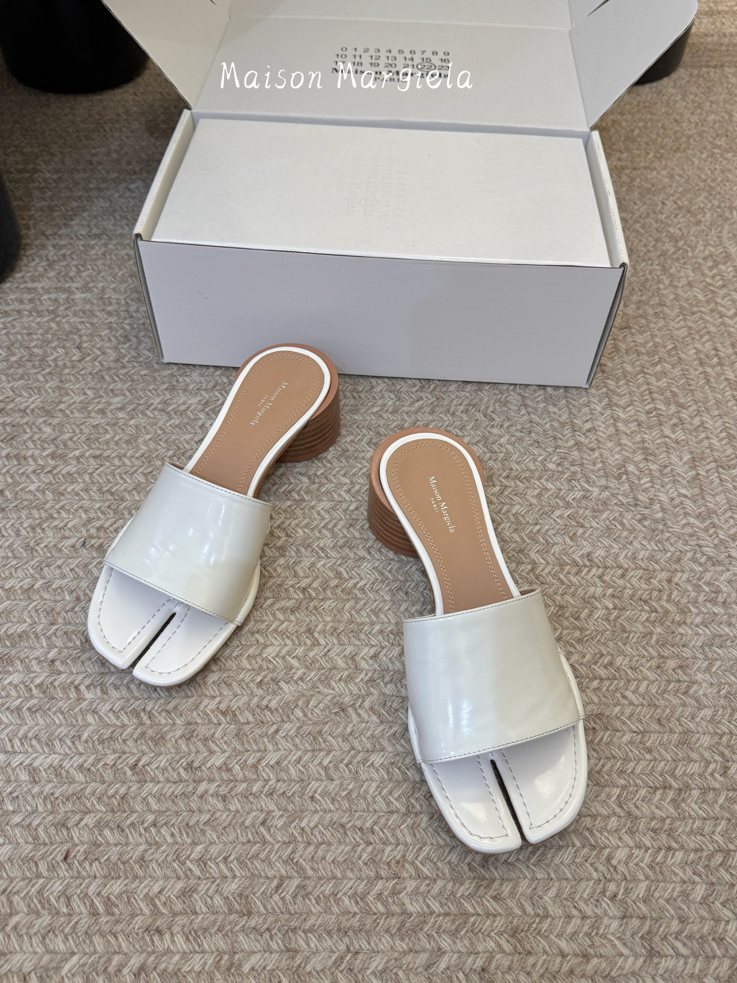 Maison Margiela Margie马吉拉•分趾秀场tibi分趾鞋凉鞋拖鞋的版本 非常不好做 马吉拉分趾鞋又被推到风口啦 小红书发一个爆一个 性感酷辣女孩 上脚炒鸡 大家放心冲 穿上它你就是那个人群中最独特的存在