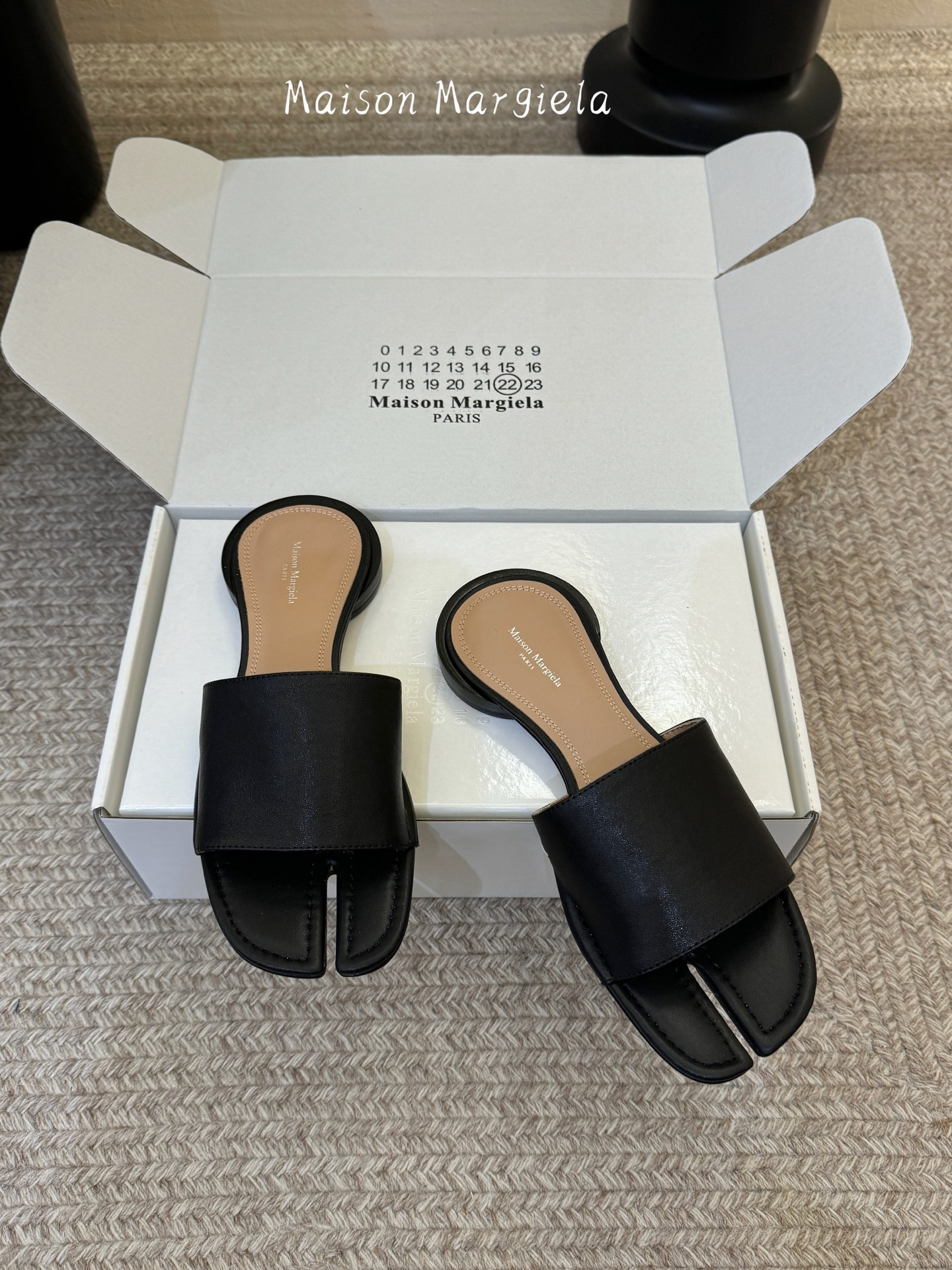Maison Margiela Margie马吉拉•分趾秀场tibi分趾鞋凉鞋拖鞋的版本 非常不好做 马吉拉分趾鞋又被推到风口啦 小红书发一个爆一个 性感酷辣女孩 上脚炒鸡 大家放心冲 穿上它你就是那个人群中最独特的存在