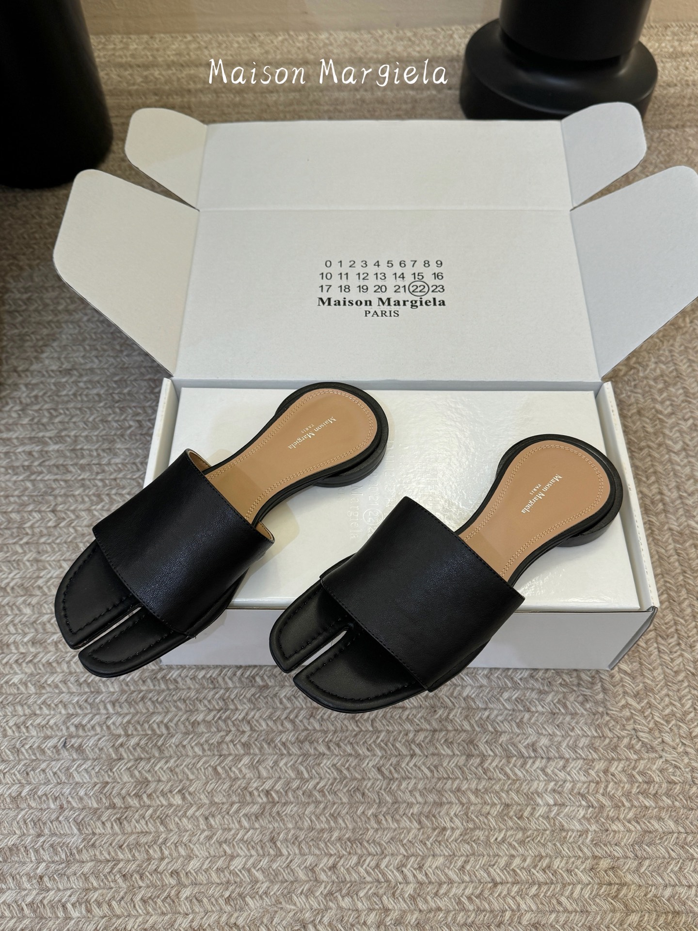 Maison Margiela Margie马吉拉•分趾秀场tibi分趾鞋凉鞋拖鞋的版本 非常不好做 马吉拉分趾鞋又被推到风口啦 小红书发一个爆一个 性感酷辣女孩 上脚炒鸡 大家放心冲 穿上它你就是那个人群中最独特的存在