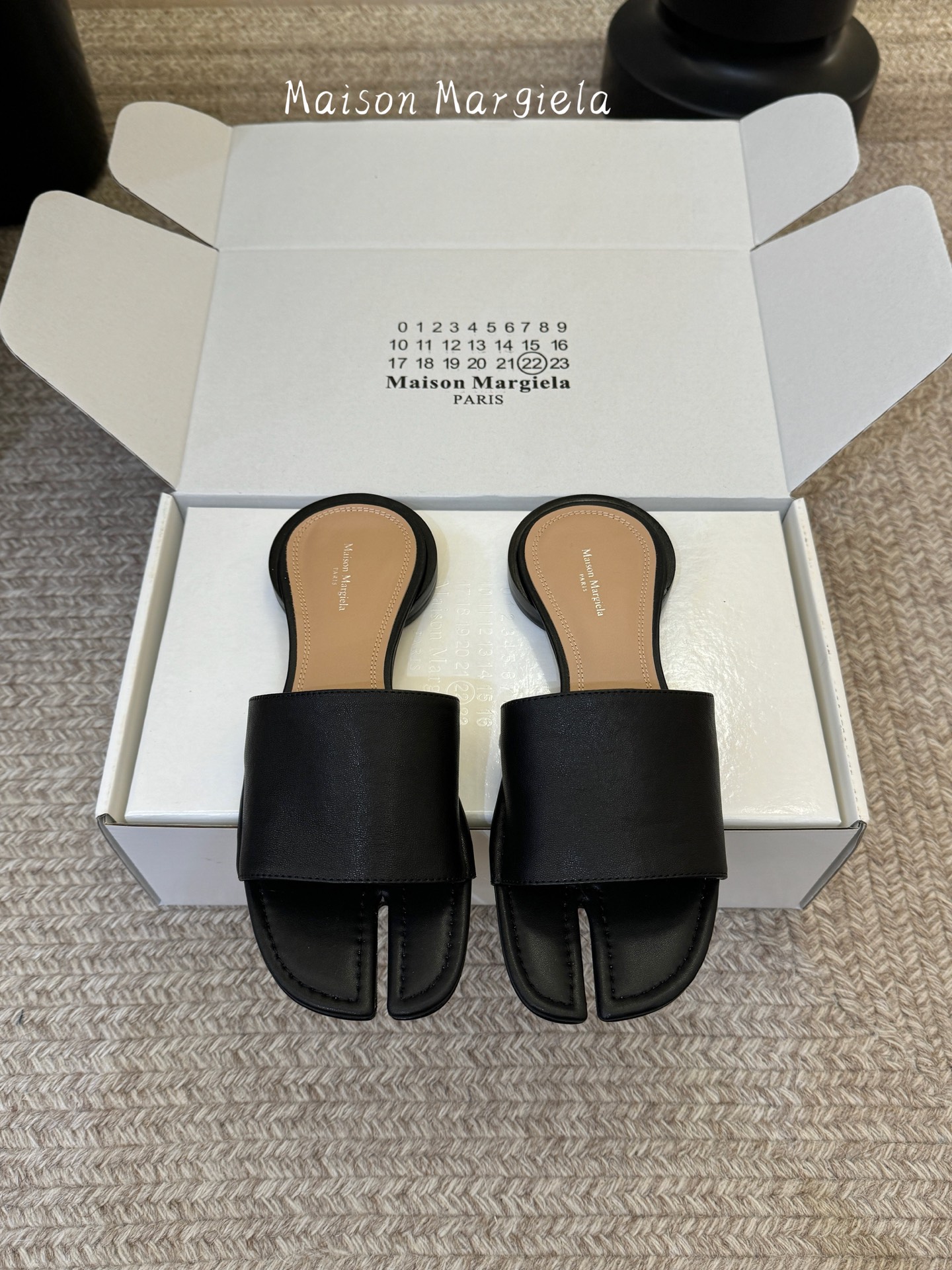 Maison Margiela Margie马吉拉•分趾秀场tibi分趾鞋凉鞋拖鞋的版本 非常不好做 马吉拉分趾鞋又被推到风口啦 小红书发一个爆一个 性感酷辣女孩 上脚炒鸡 大家放心冲 穿上它你就是那个人群中最独特的存在