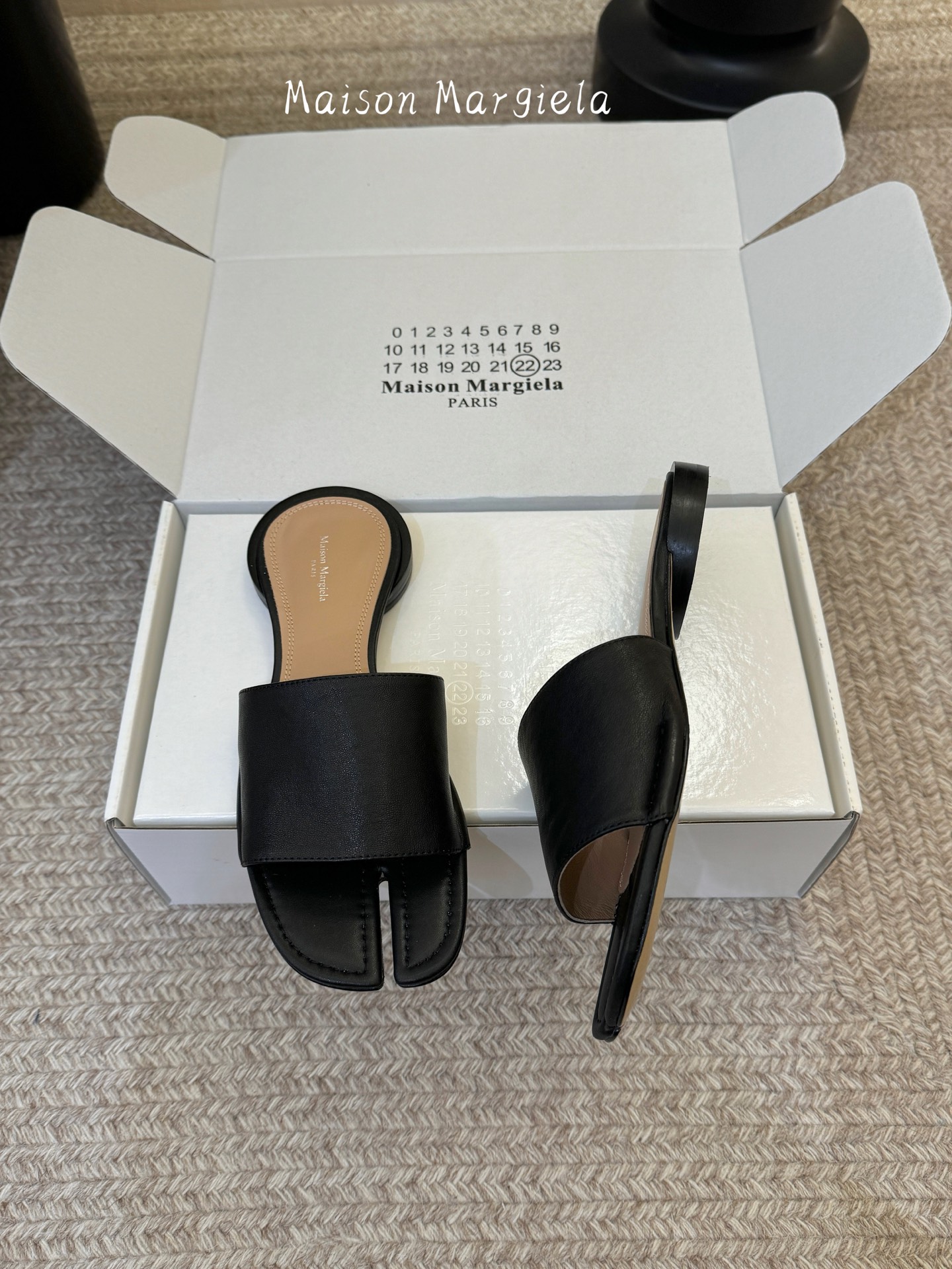 Maison Margiela Margie马吉拉•分趾秀场tibi分趾鞋凉鞋拖鞋的版本 非常不好做 马吉拉分趾鞋又被推到风口啦 小红书发一个爆一个 性感酷辣女孩 上脚炒鸡 大家放心冲 穿上它你就是那个人群中最独特的存在