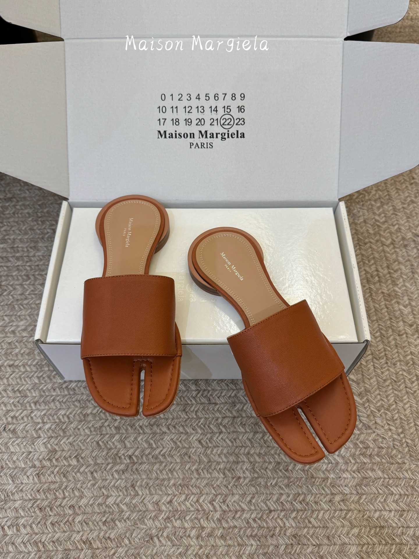 Maison Margiela Margie马吉拉•分趾秀场tibi分趾鞋凉鞋拖鞋的版本 非常不好做 马吉拉分趾鞋又被推到风口啦 小红书发一个爆一个 性感酷辣女孩 上脚炒鸡 大家放心冲 穿上它你就是那个人群中最独特的存在