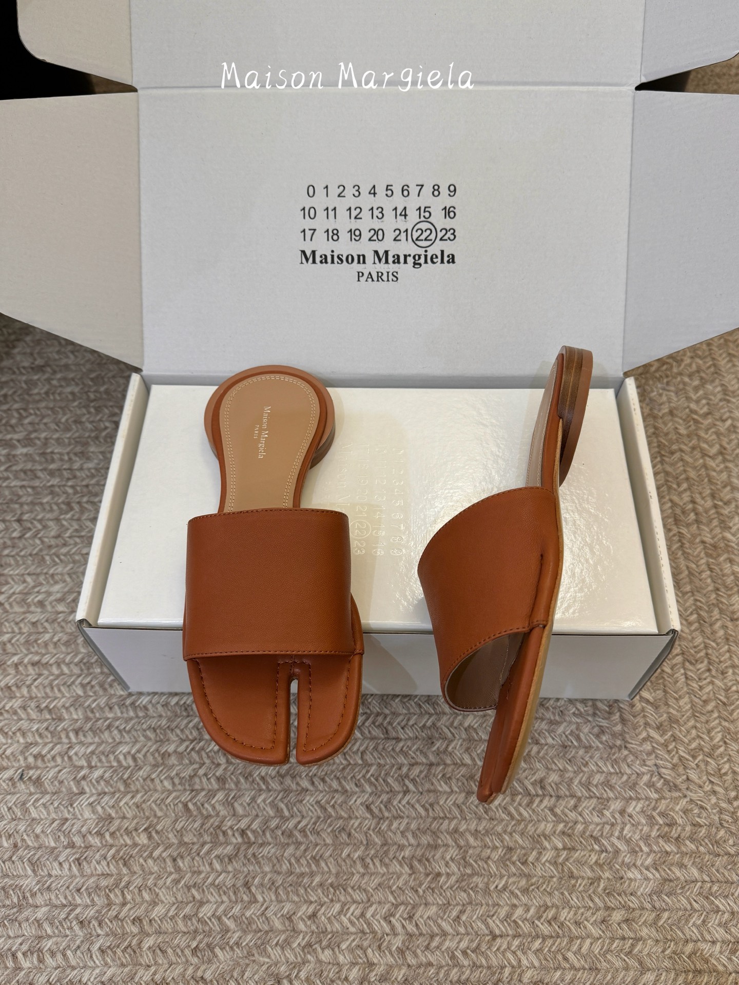 Maison Margiela Margie马吉拉•分趾秀场tibi分趾鞋凉鞋拖鞋的版本 非常不好做 马吉拉分趾鞋又被推到风口啦 小红书发一个爆一个 性感酷辣女孩 上脚炒鸡 大家放心冲 穿上它你就是那个人群中最独特的存在