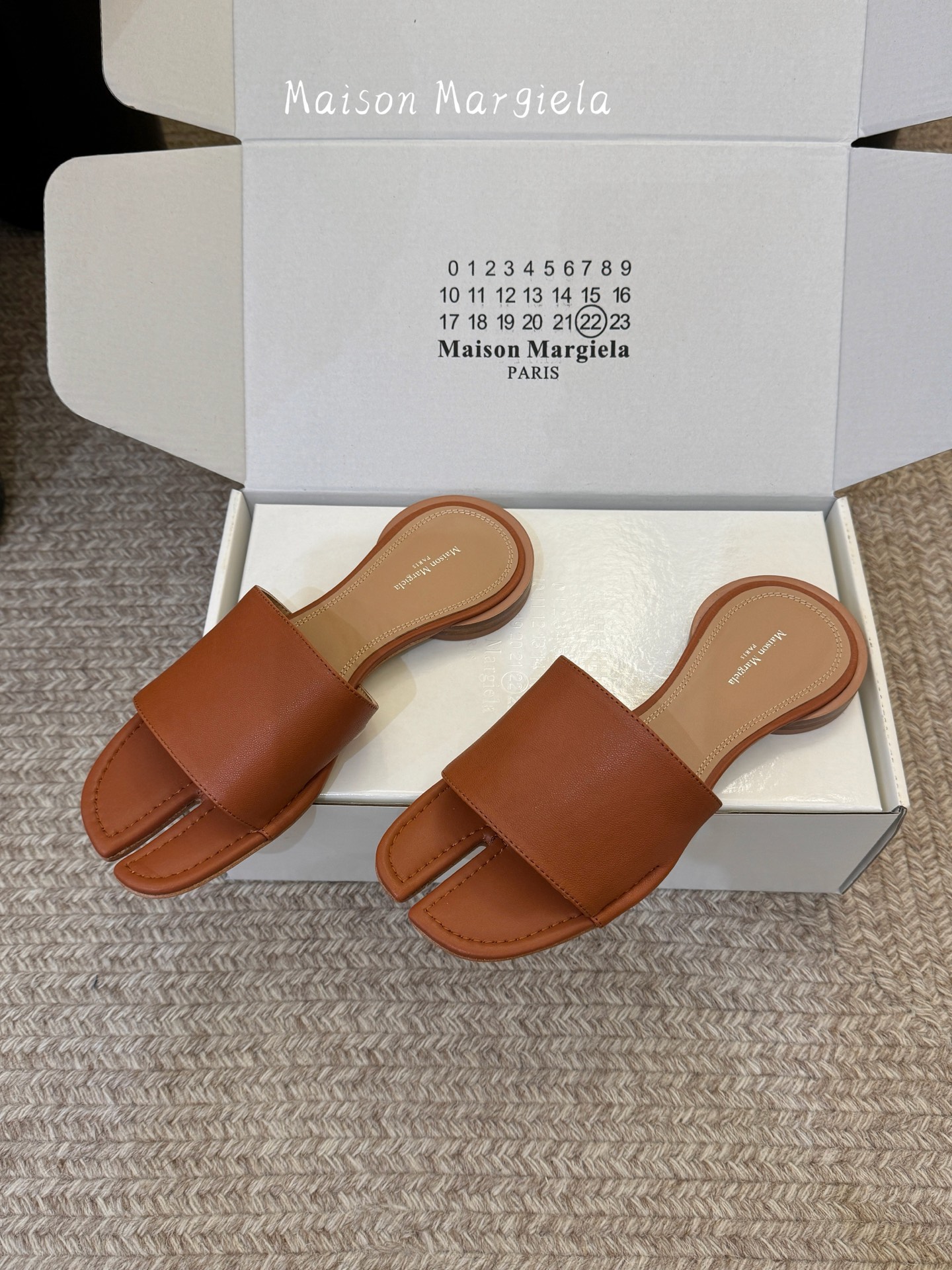 Maison Margiela Margie马吉拉•分趾秀场tibi分趾鞋凉鞋拖鞋的版本 非常不好做 马吉拉分趾鞋又被推到风口啦 小红书发一个爆一个 性感酷辣女孩 上脚炒鸡 大家放心冲 穿上它你就是那个人群中最独特的存在