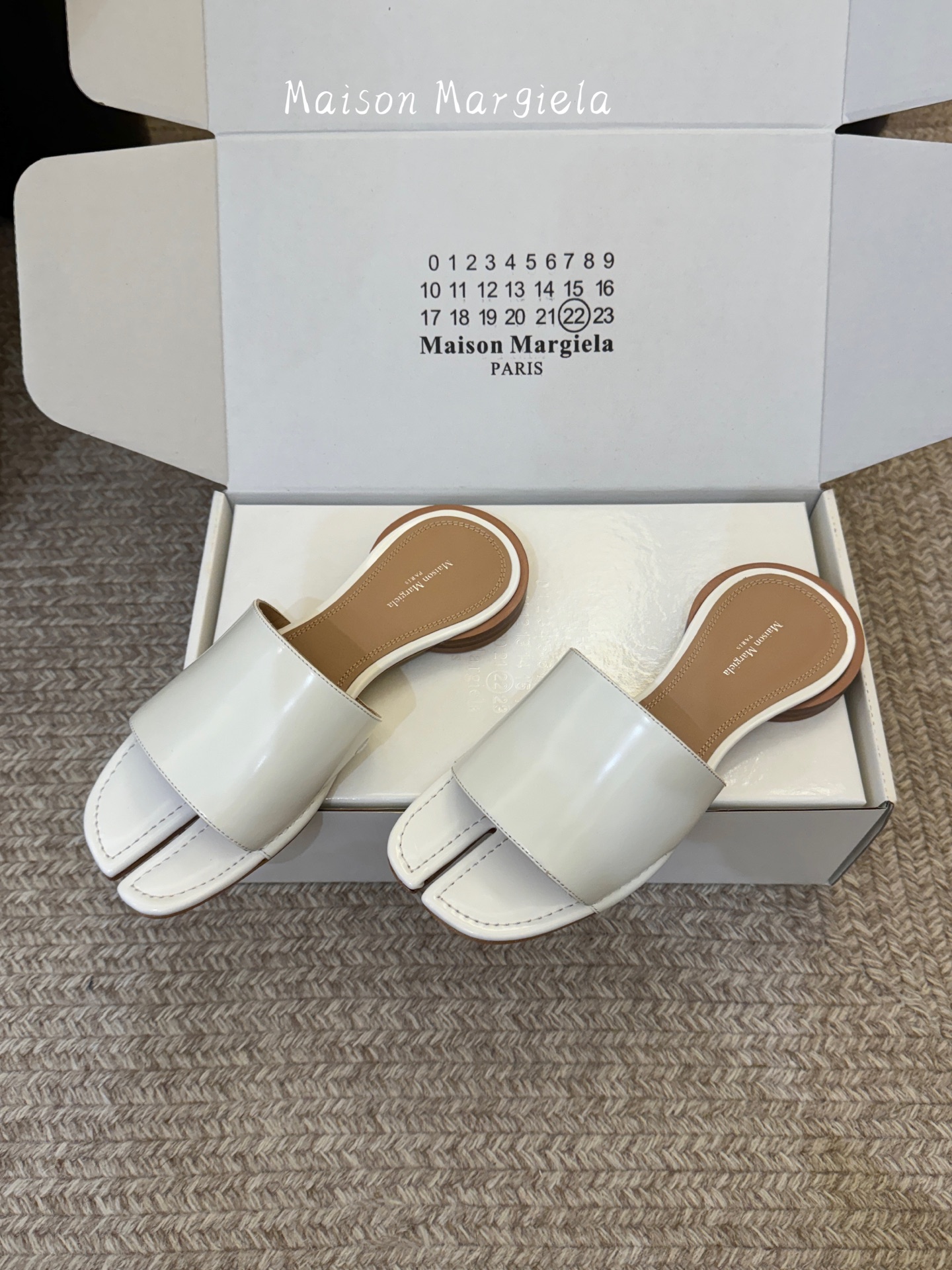 Maison Margiela Margie马吉拉•分趾秀场tibi分趾鞋凉鞋拖鞋的版本 非常不好做 马吉拉分趾鞋又被推到风口啦 小红书发一个爆一个 性感酷辣女孩 上脚炒鸡 大家放心冲 穿上它你就是那个人群中最独特的存在