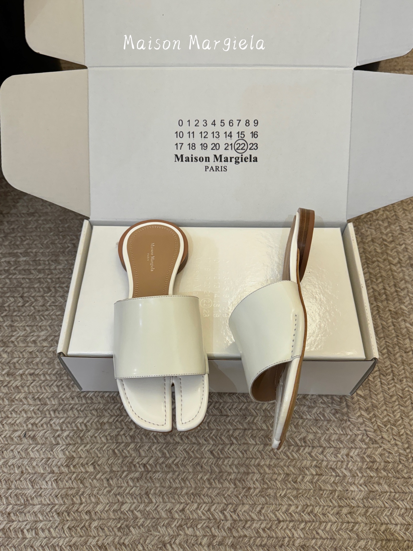 Maison Margiela Margie马吉拉•分趾秀场tibi分趾鞋凉鞋拖鞋的版本 非常不好做 马吉拉分趾鞋又被推到风口啦 小红书发一个爆一个 性感酷辣女孩 上脚炒鸡 大家放心冲 穿上它你就是那个人群中最独特的存在
