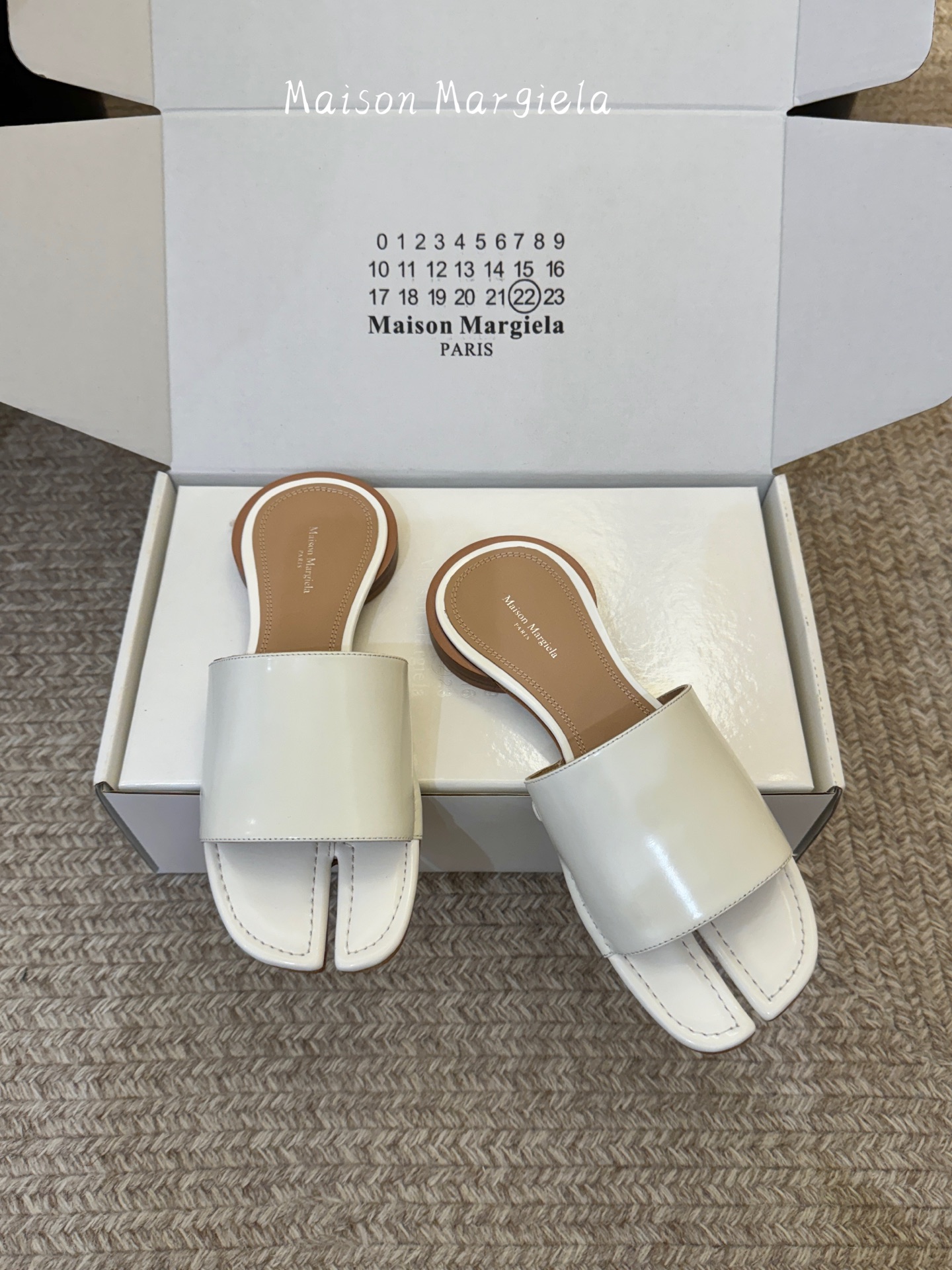 Maison Margiela Margie马吉拉•分趾秀场tibi分趾鞋凉鞋拖鞋的版本 非常不好做 马吉拉分趾鞋又被推到风口啦 小红书发一个爆一个 性感酷辣女孩 上脚炒鸡 大家放心冲 穿上它你就是那个人群中最独特的存在