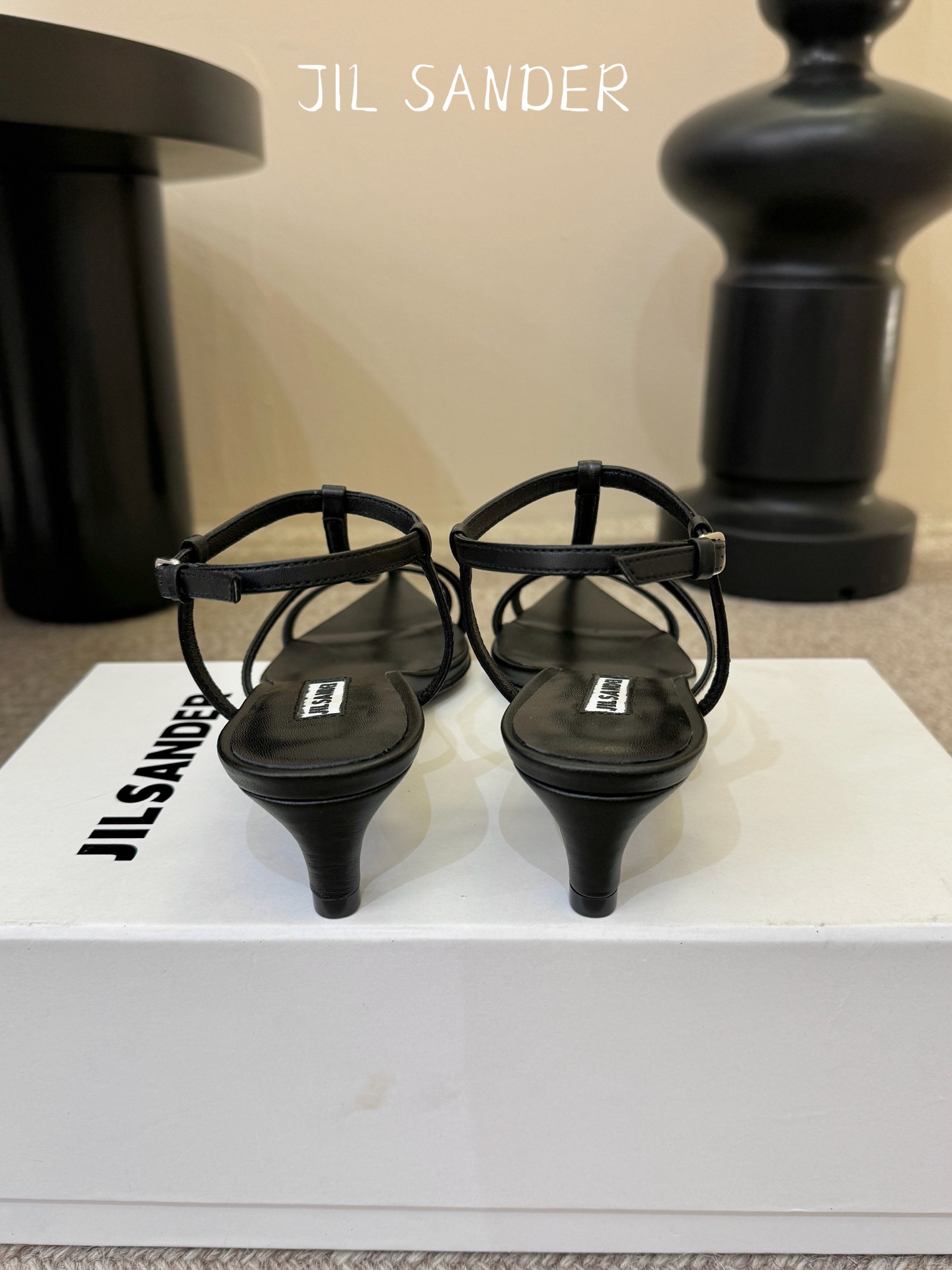 Jil sander 吉尔·桑达春夏简易带子凉鞋系列！春夏最新爆款时髦高跟尖头带子凉鞋‼️这款真的绝了 