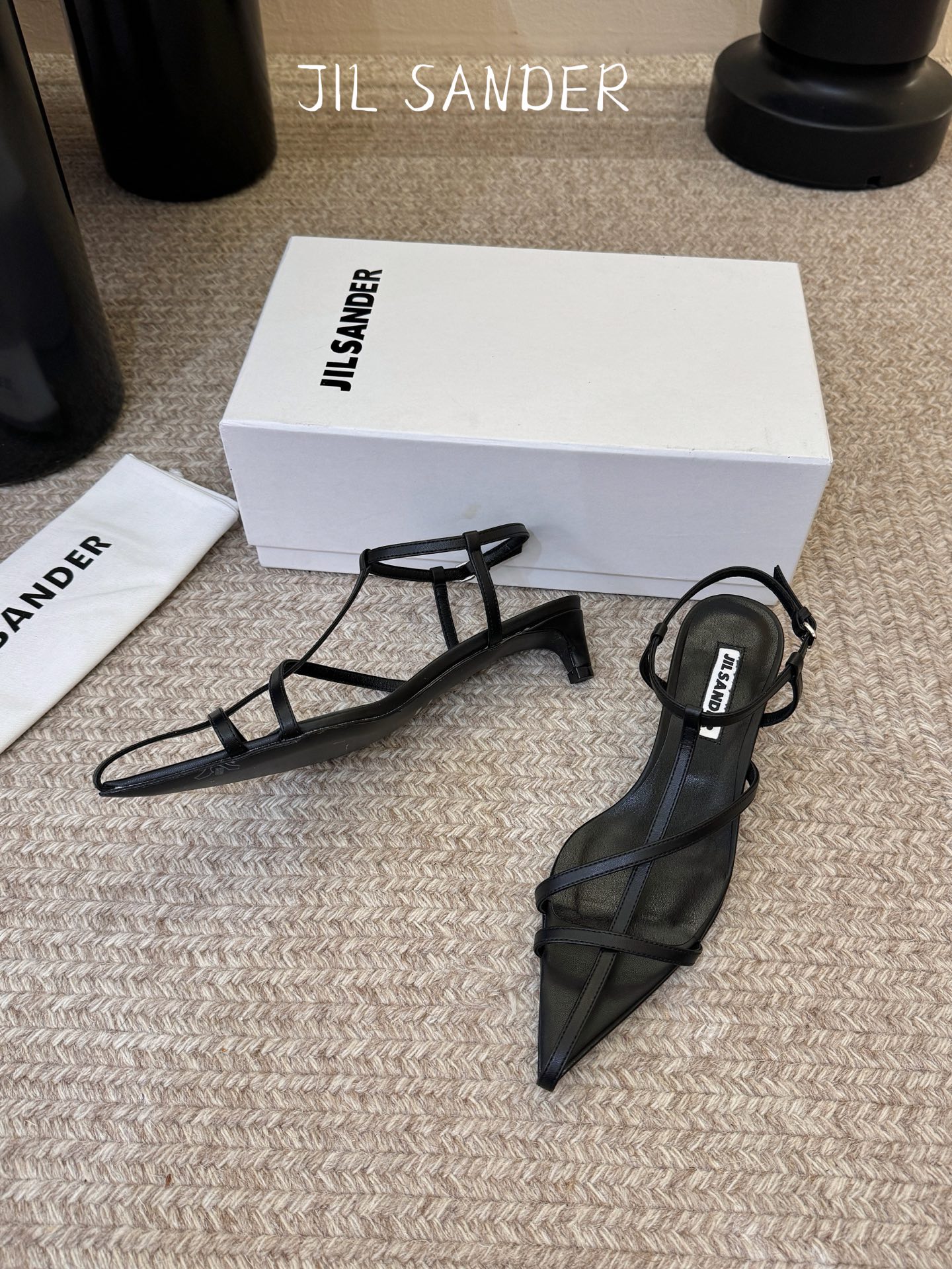 Jil sander 吉尔·桑达春夏简易带子凉鞋系列！春夏最新爆款时髦高跟尖头带子凉鞋‼️这款真的绝了 
