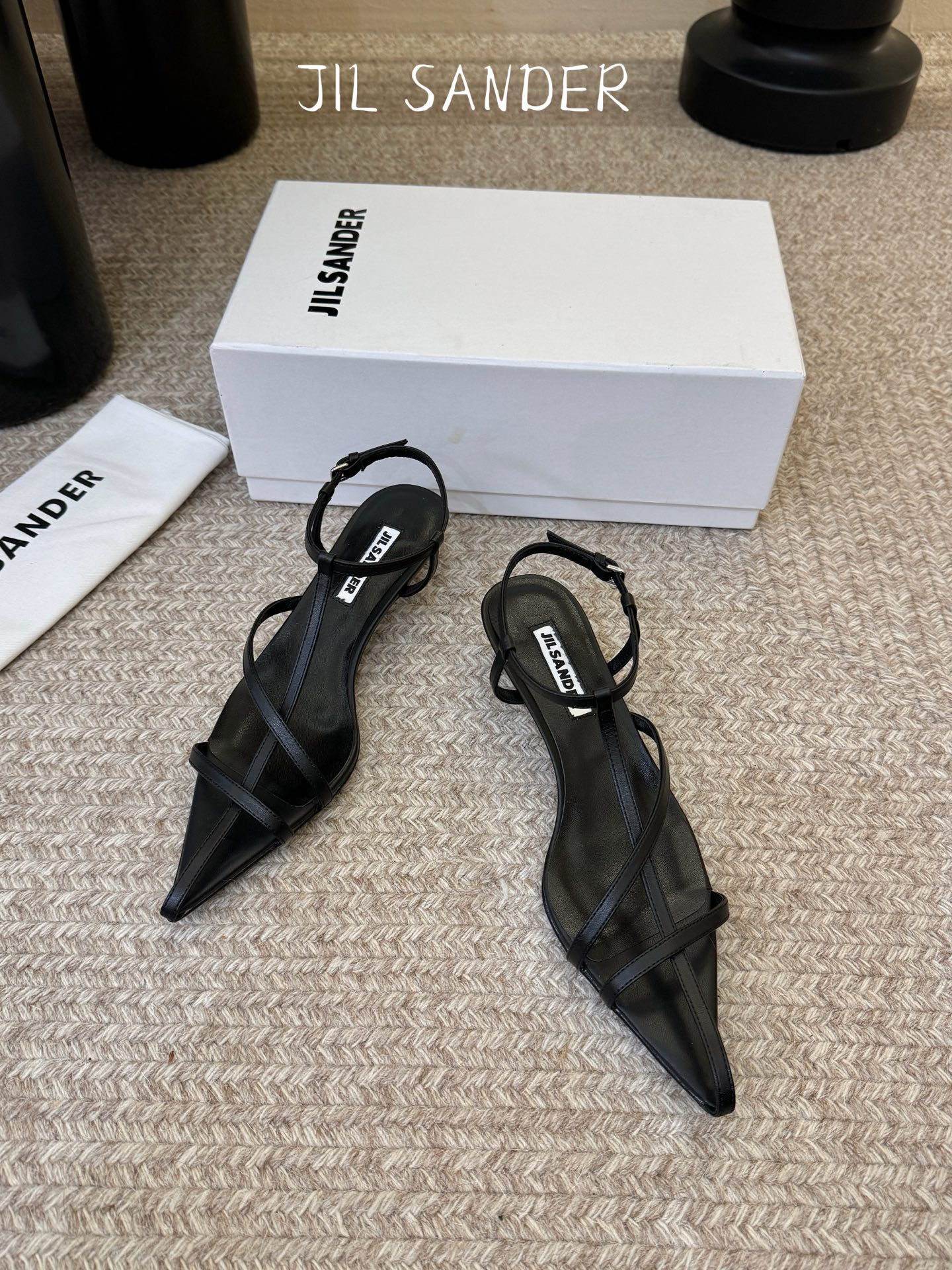 Jil sander 吉尔·桑达春夏简易带子凉鞋系列！春夏最新爆款时髦高跟尖头带子凉鞋‼️这款真的绝了 