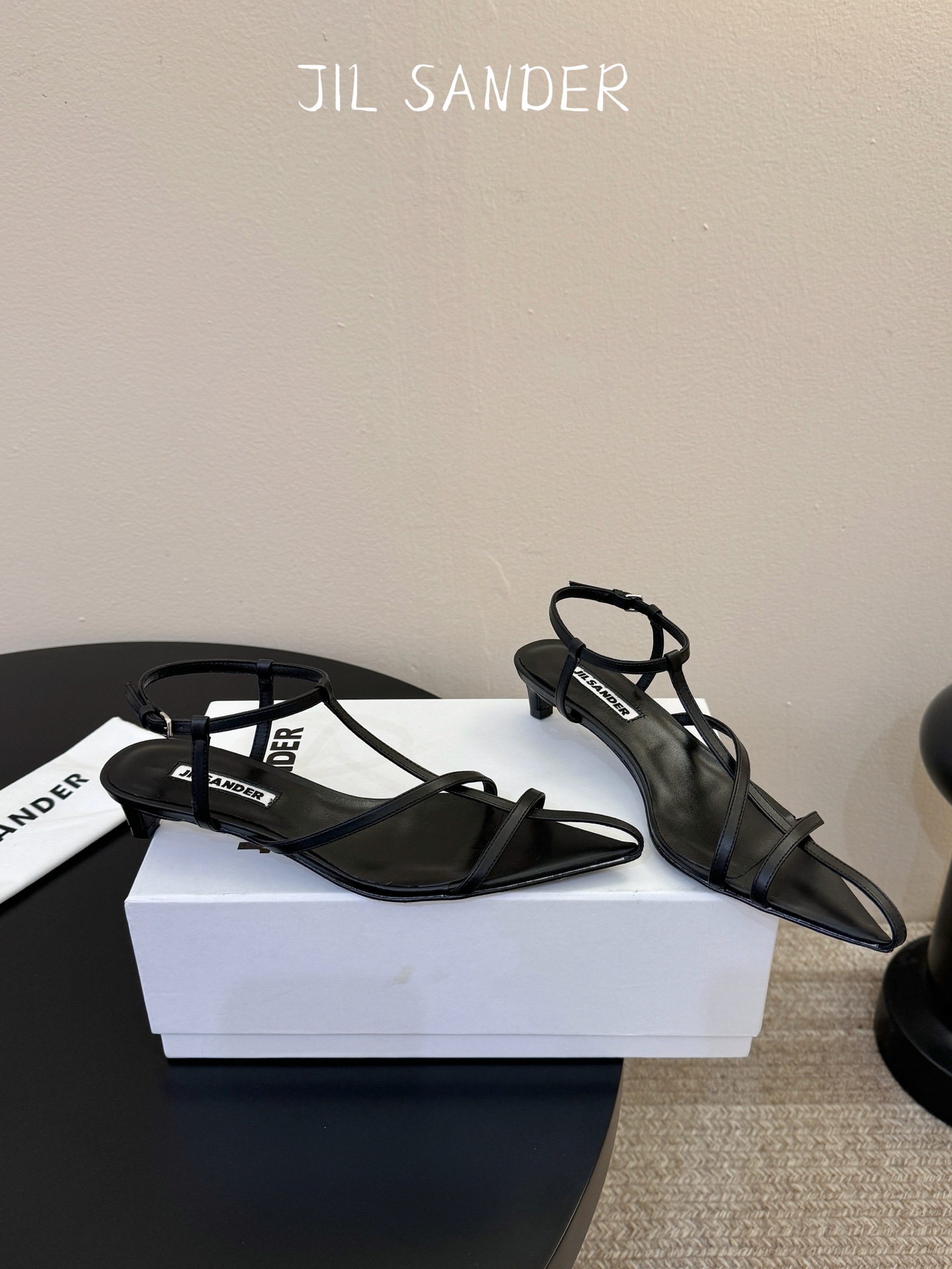 Jil sander 吉尔·桑达春夏简易带子凉鞋系列！春夏最新爆款时髦高跟尖头带子凉鞋‼️这款真的绝了 
