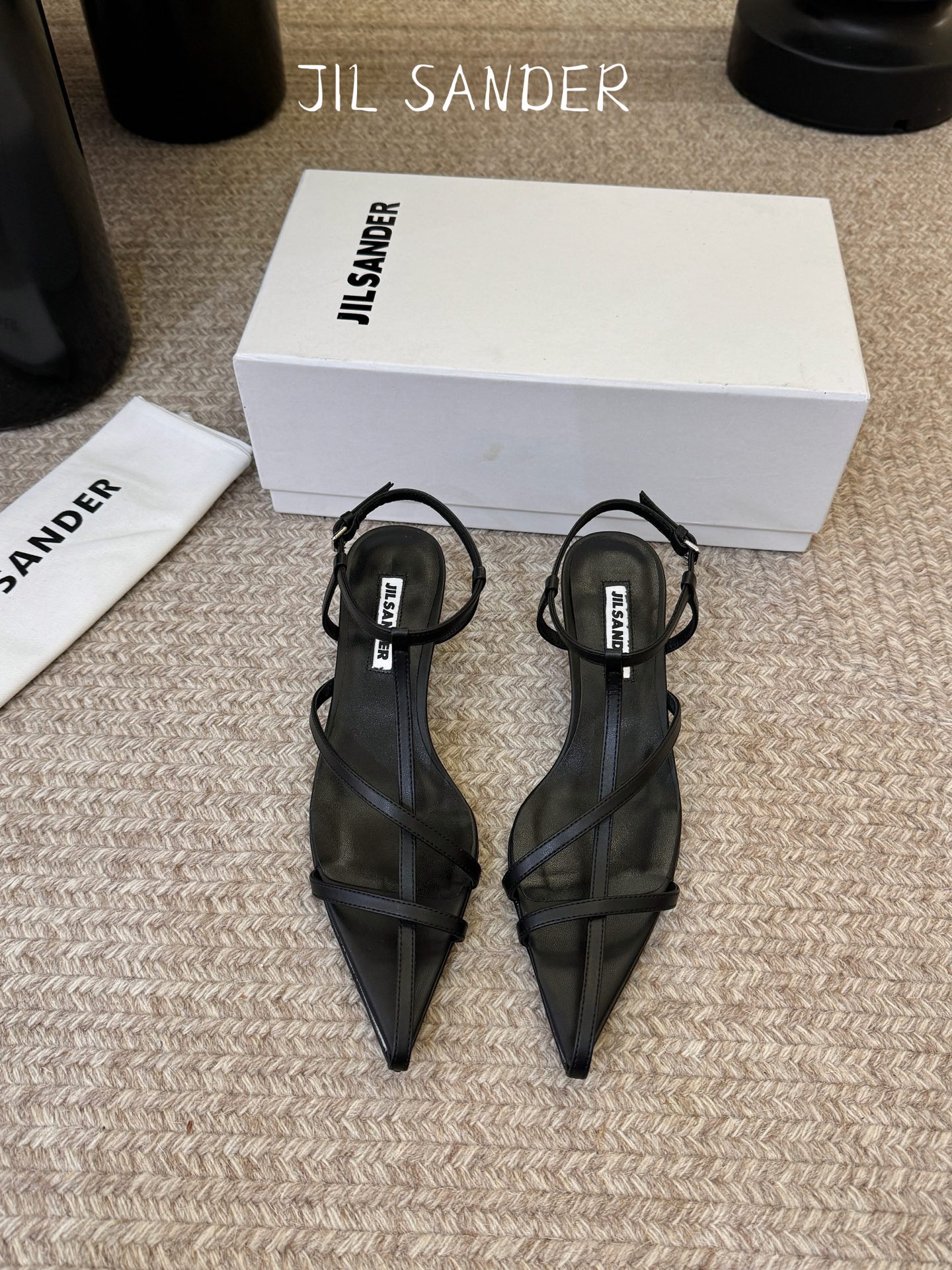 Jil sander 吉尔·桑达春夏简易带子凉鞋系列！春夏最新爆款时髦高跟尖头带子凉鞋‼️这款真的绝了 