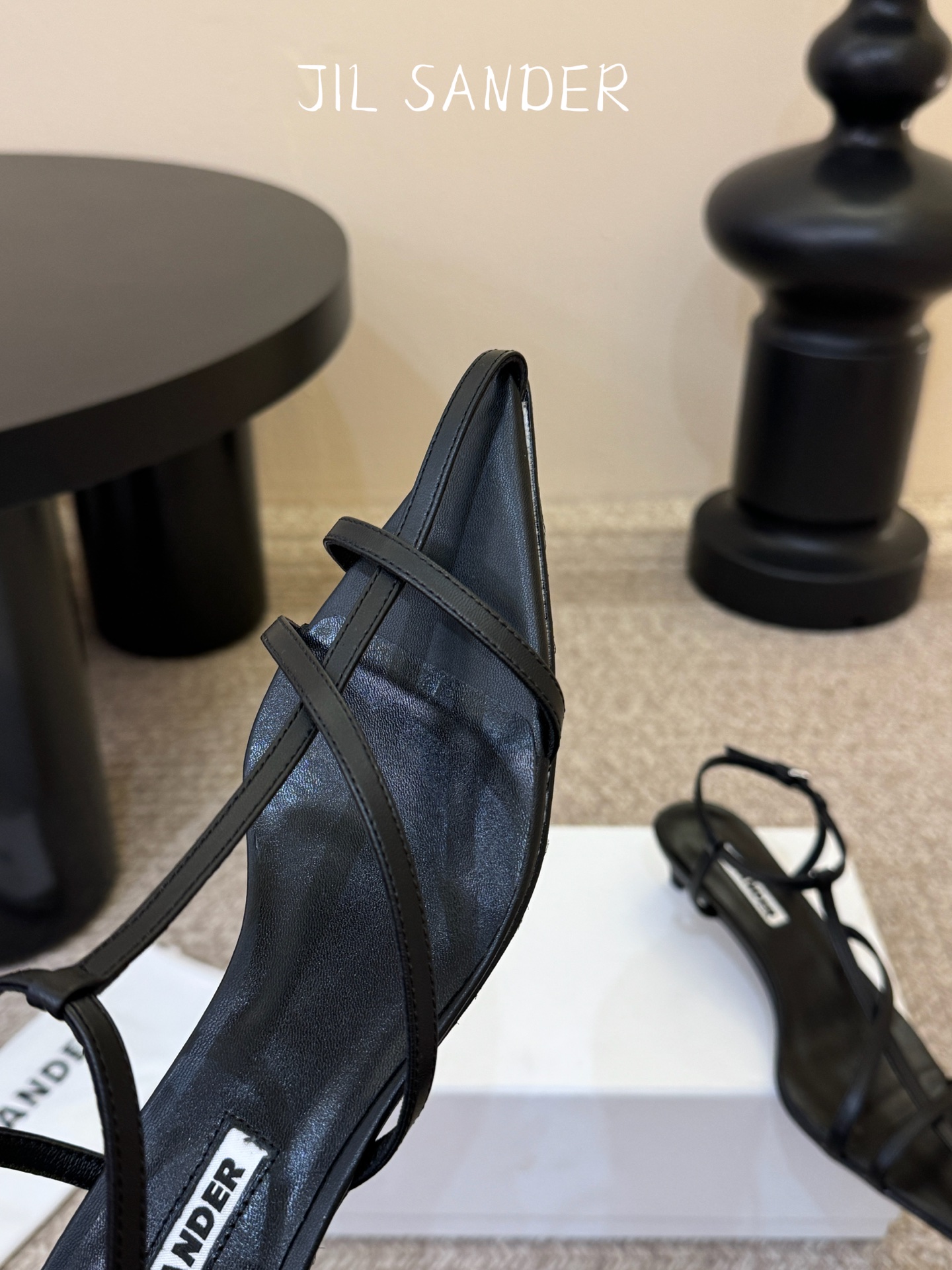 Jil sander 吉尔·桑达春夏简易带子凉鞋系列！春夏最新爆款时髦高跟尖头带子凉鞋‼️这款真的绝了 