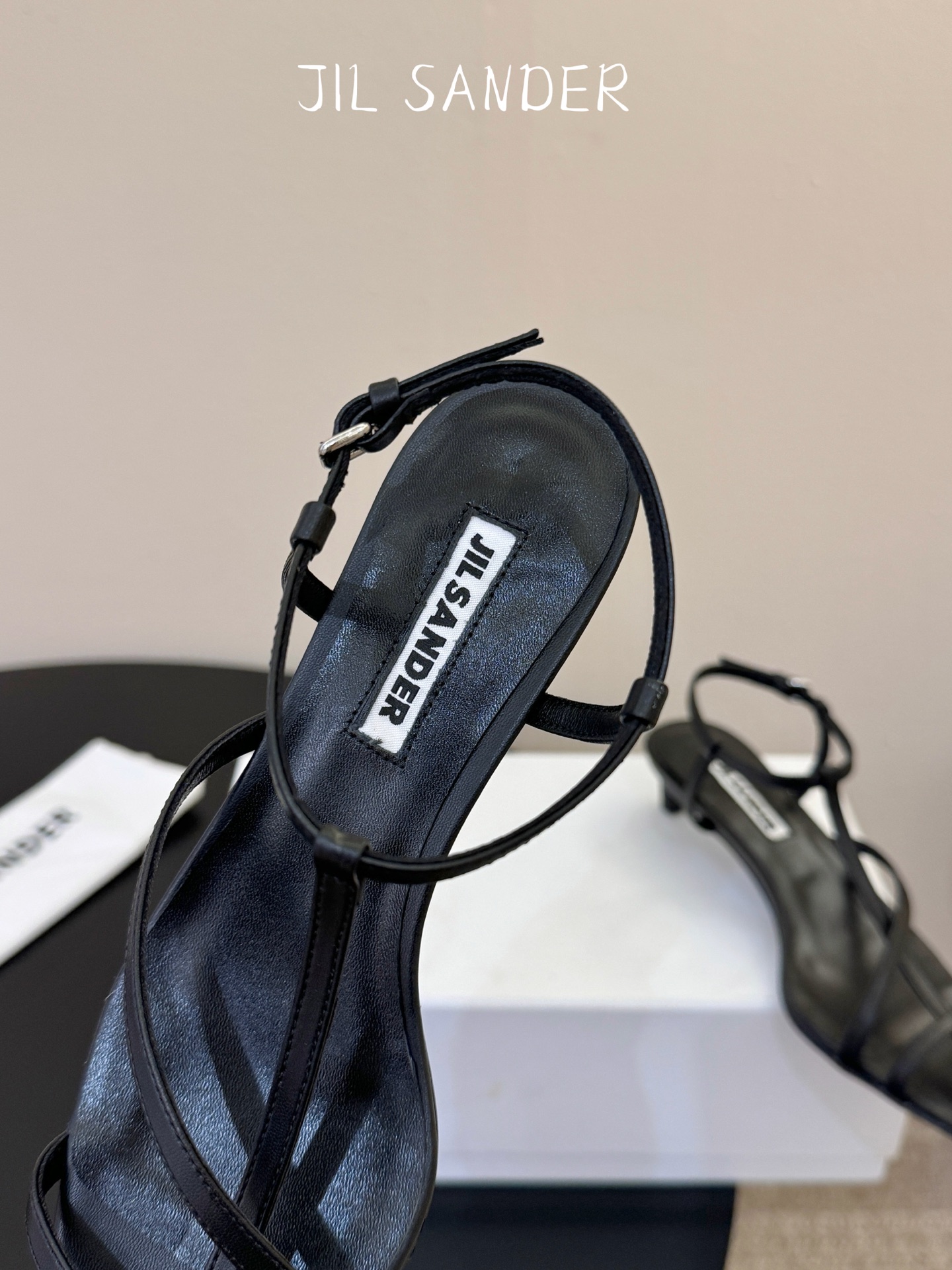 Jil sander 吉尔·桑达春夏简易带子凉鞋系列！春夏最新爆款时髦高跟尖头带子凉鞋‼️这款真的绝了 
