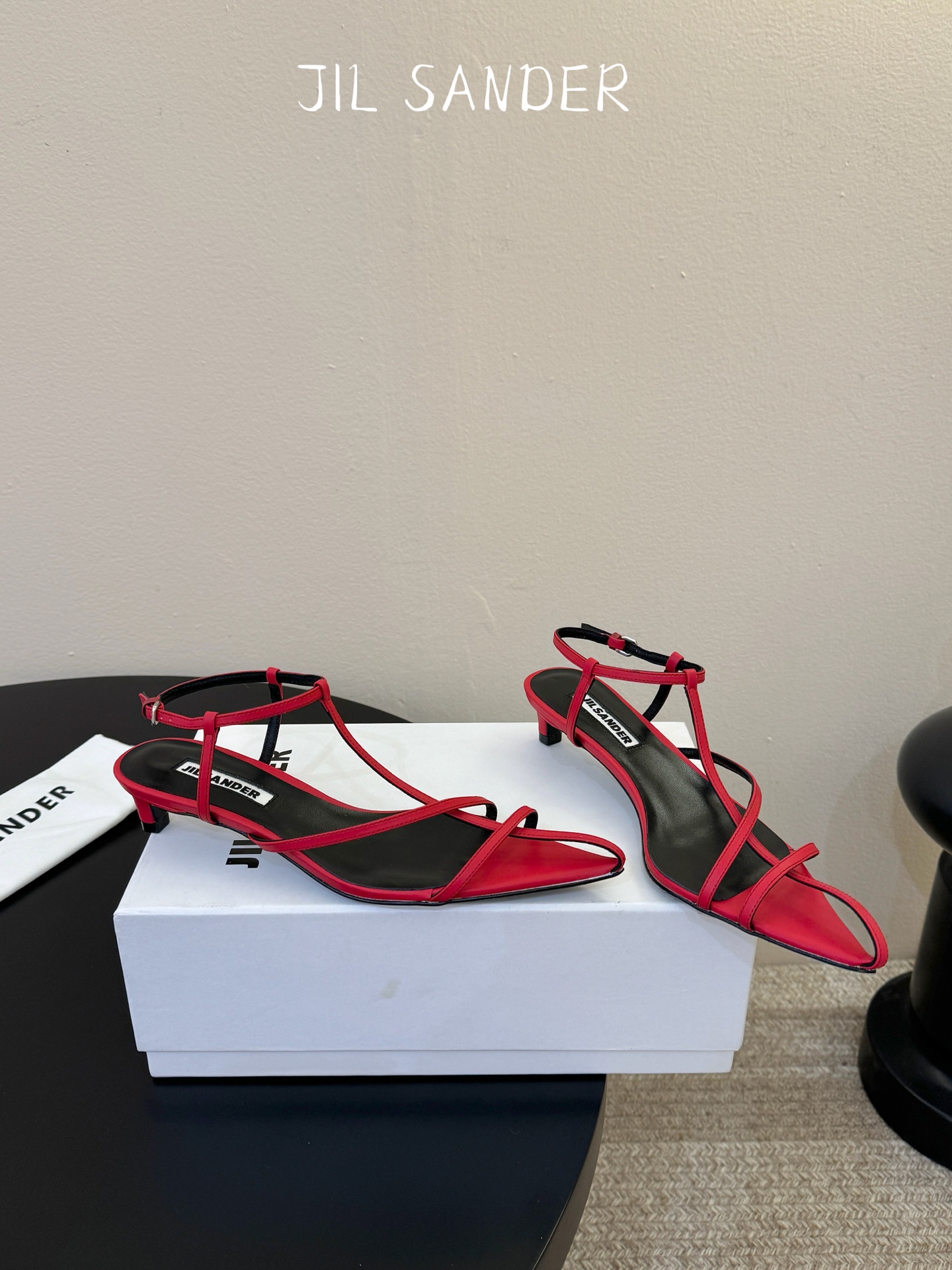 Jil sander 吉尔·桑达春夏简易带子凉鞋系列！春夏最新爆款时髦高跟尖头带子凉鞋‼️这款真的绝了 