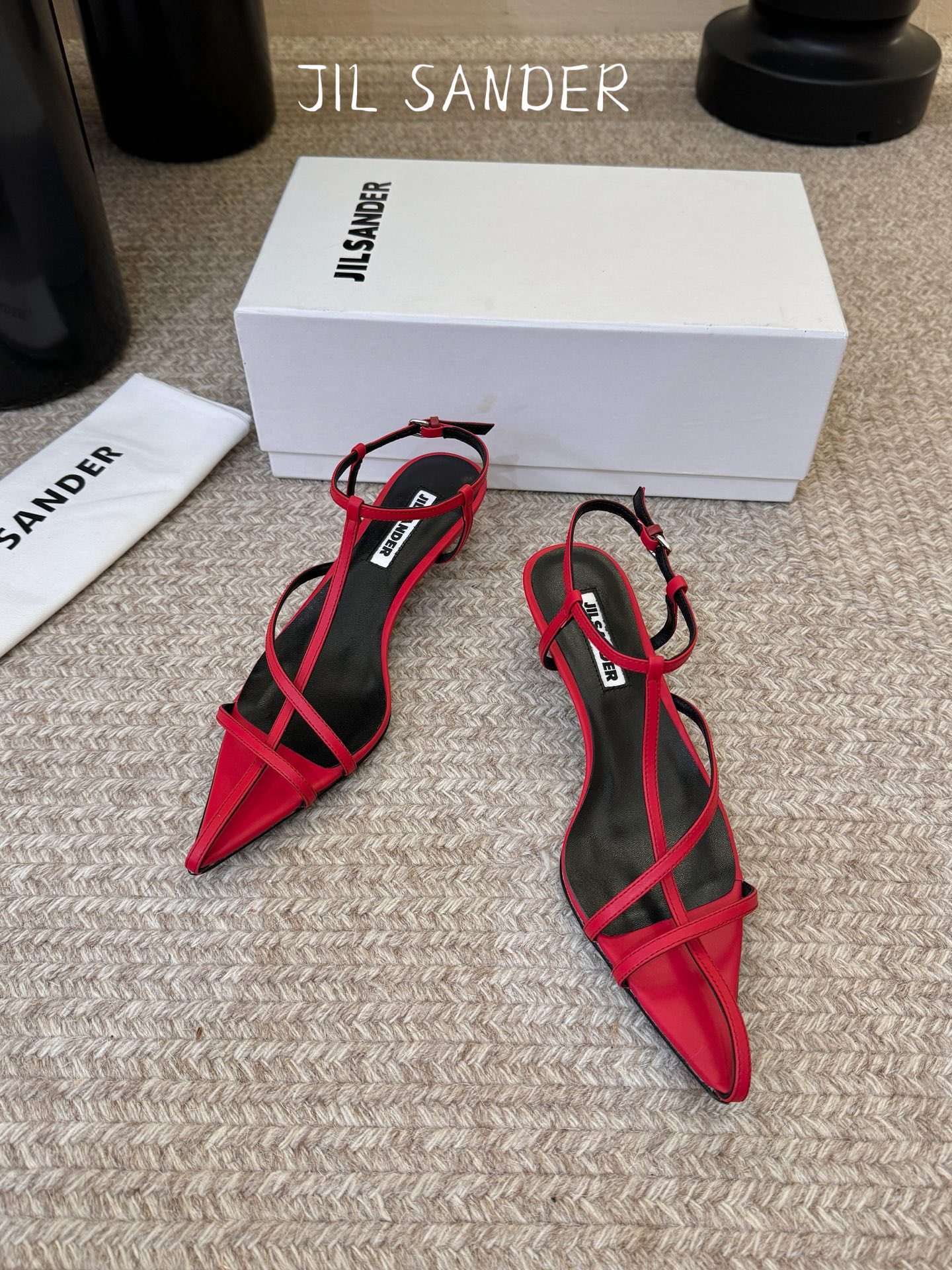 Jil sander 吉尔·桑达春夏简易带子凉鞋系列！春夏最新爆款时髦高跟尖头带子凉鞋‼️这款真的绝了 
