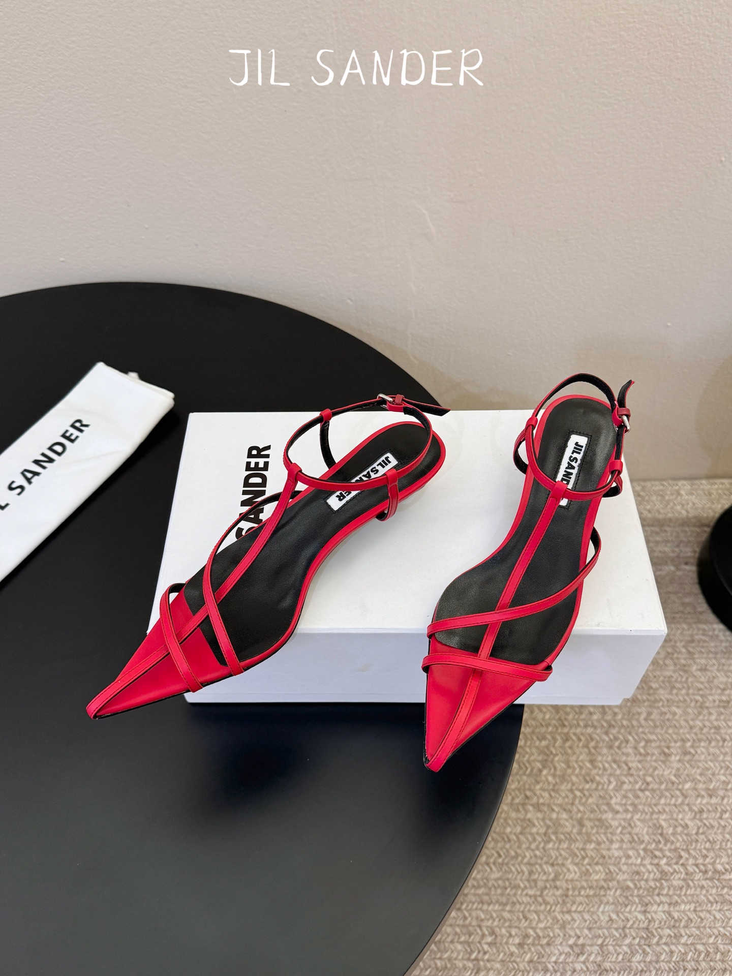 Jil sander 吉尔·桑达春夏简易带子凉鞋系列！春夏最新爆款时髦高跟尖头带子凉鞋‼️这款真的绝了 