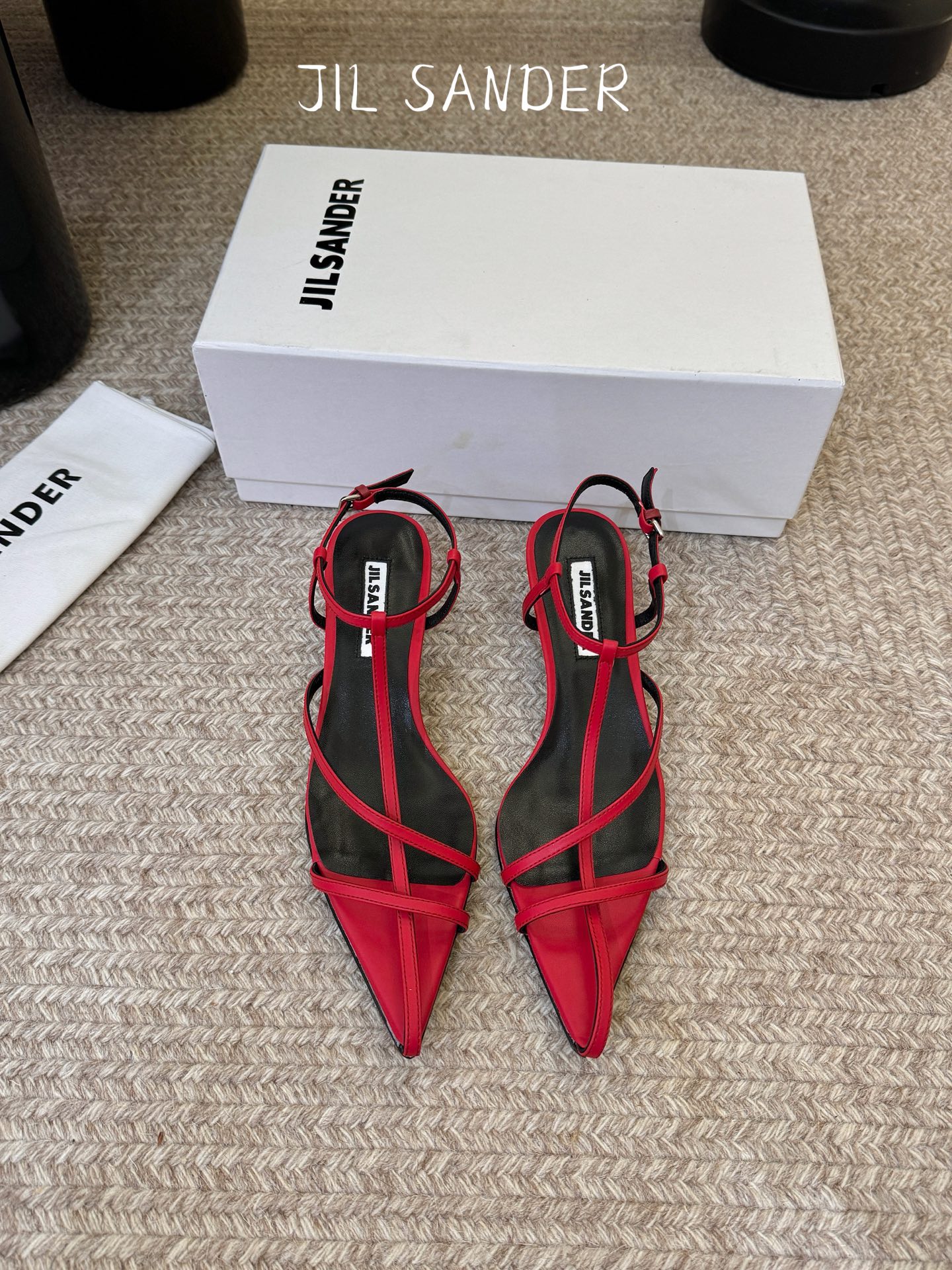 Jil sander 吉尔·桑达春夏简易带子凉鞋系列！春夏最新爆款时髦高跟尖头带子凉鞋‼️这款真的绝了 