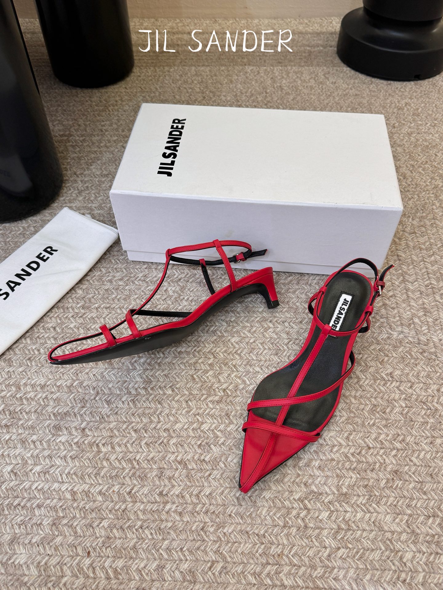 Jil sander 吉尔·桑达春夏简易带子凉鞋系列！春夏最新爆款时髦高跟尖头带子凉鞋‼️这款真的绝了 