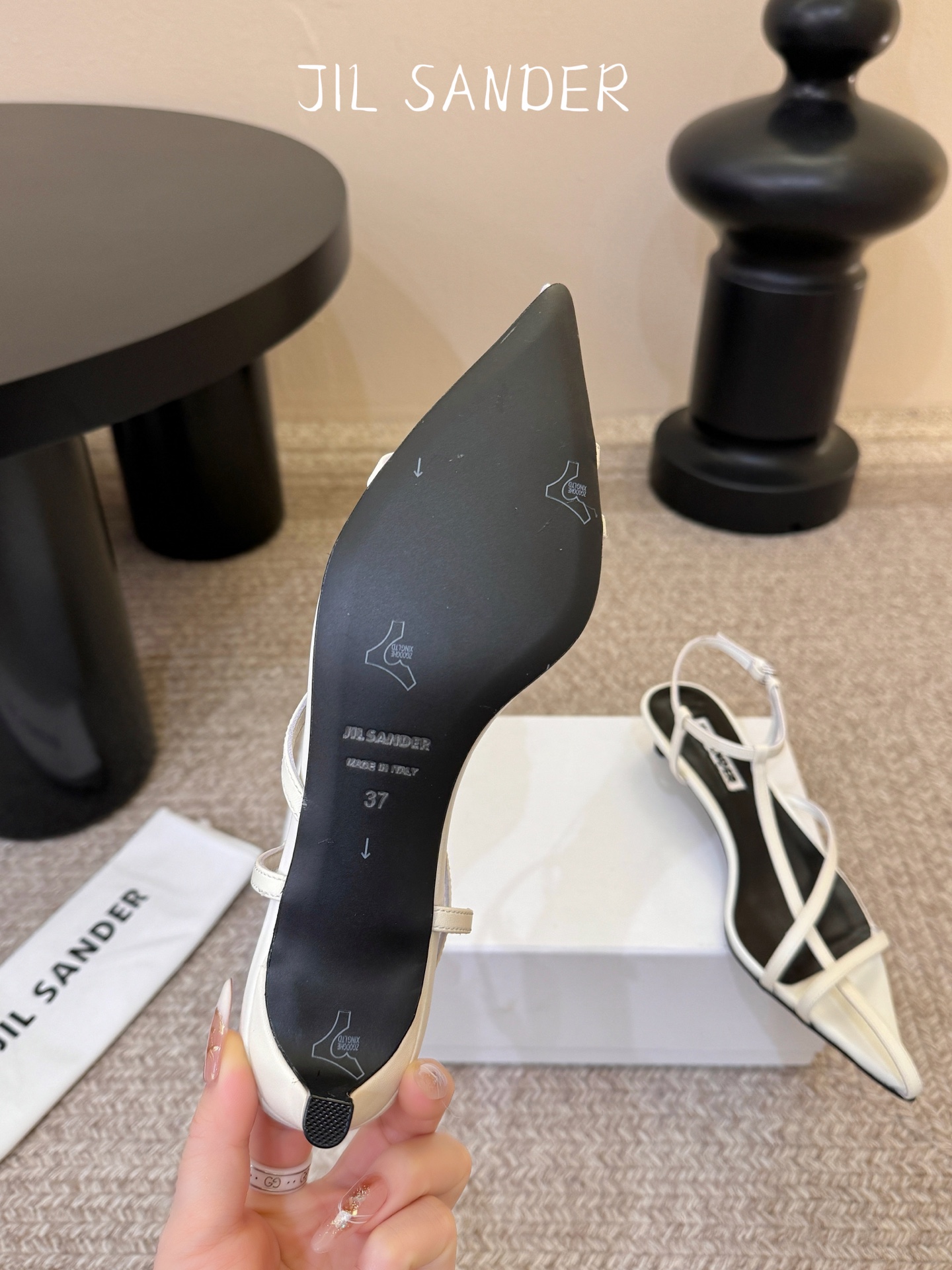 Jil sander 吉尔·桑达春夏简易带子凉鞋系列！春夏最新爆款时髦高跟尖头带子凉鞋‼️这款真的绝了 