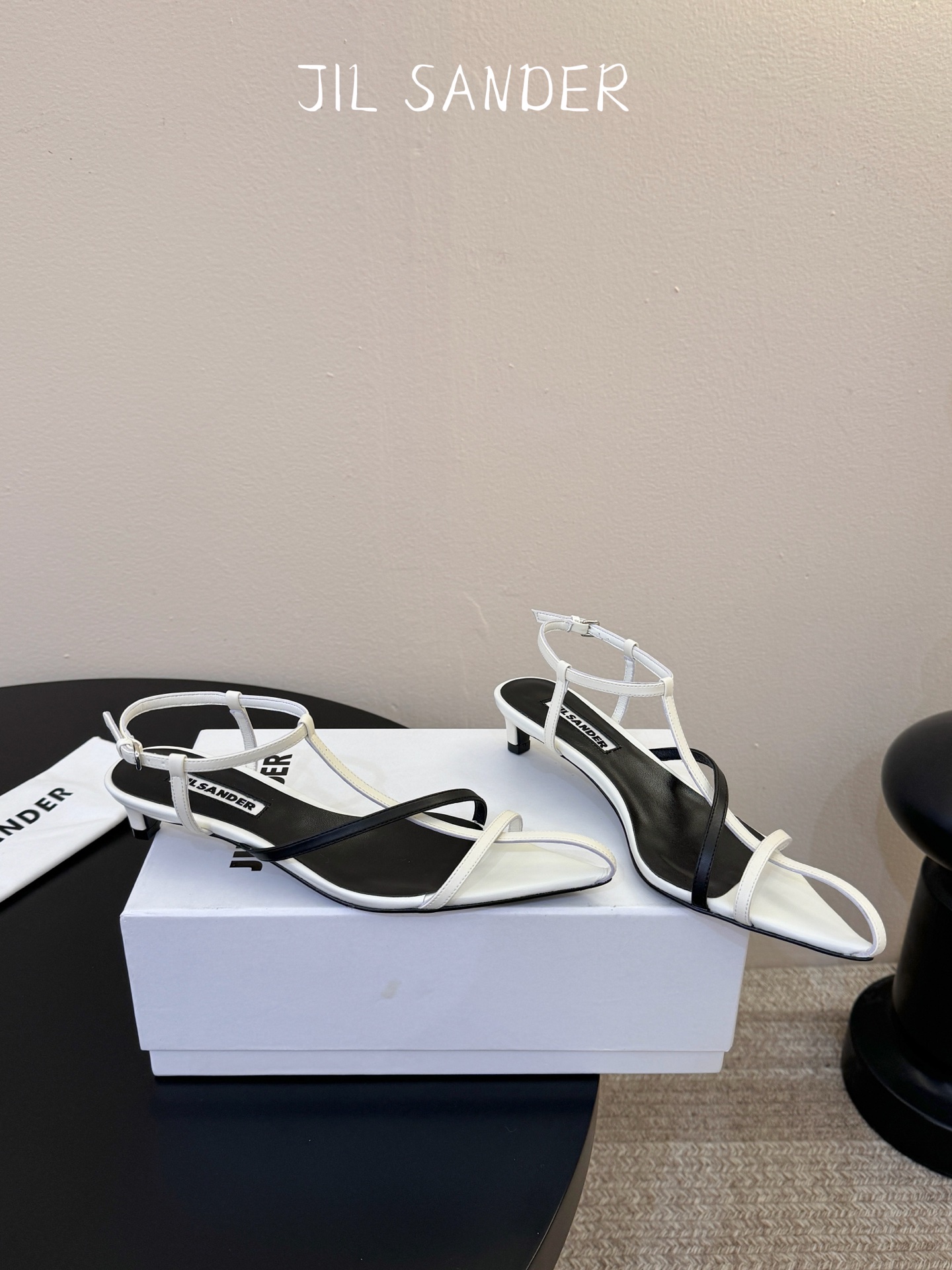 Jil sander 吉尔·桑达春夏简易带子凉鞋系列！春夏最新爆款时髦高跟尖头带子凉鞋‼️这款真的绝了 