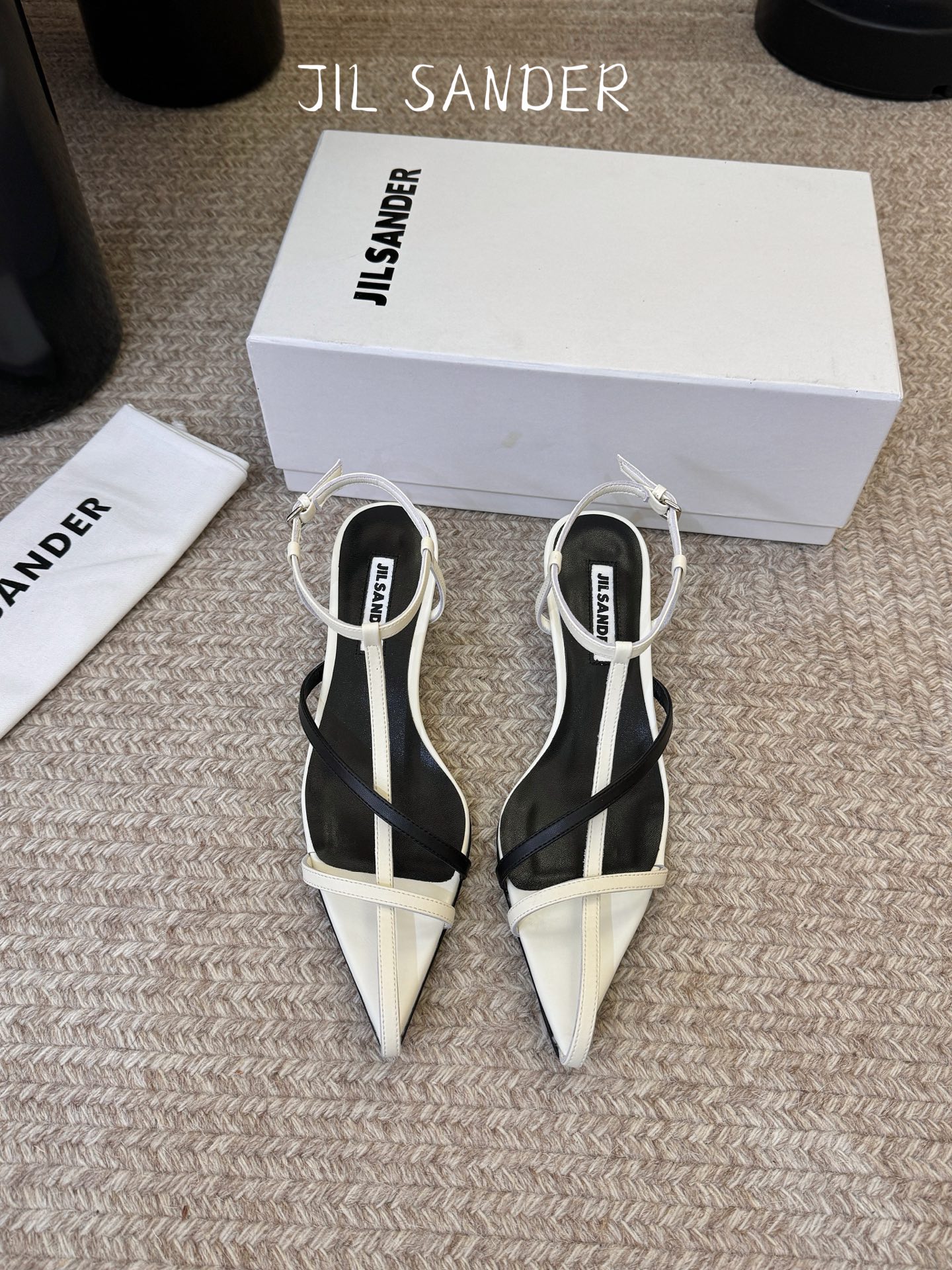 Jil sander 吉尔·桑达春夏简易带子凉鞋系列！春夏最新爆款时髦高跟尖头带子凉鞋‼️这款真的绝了 