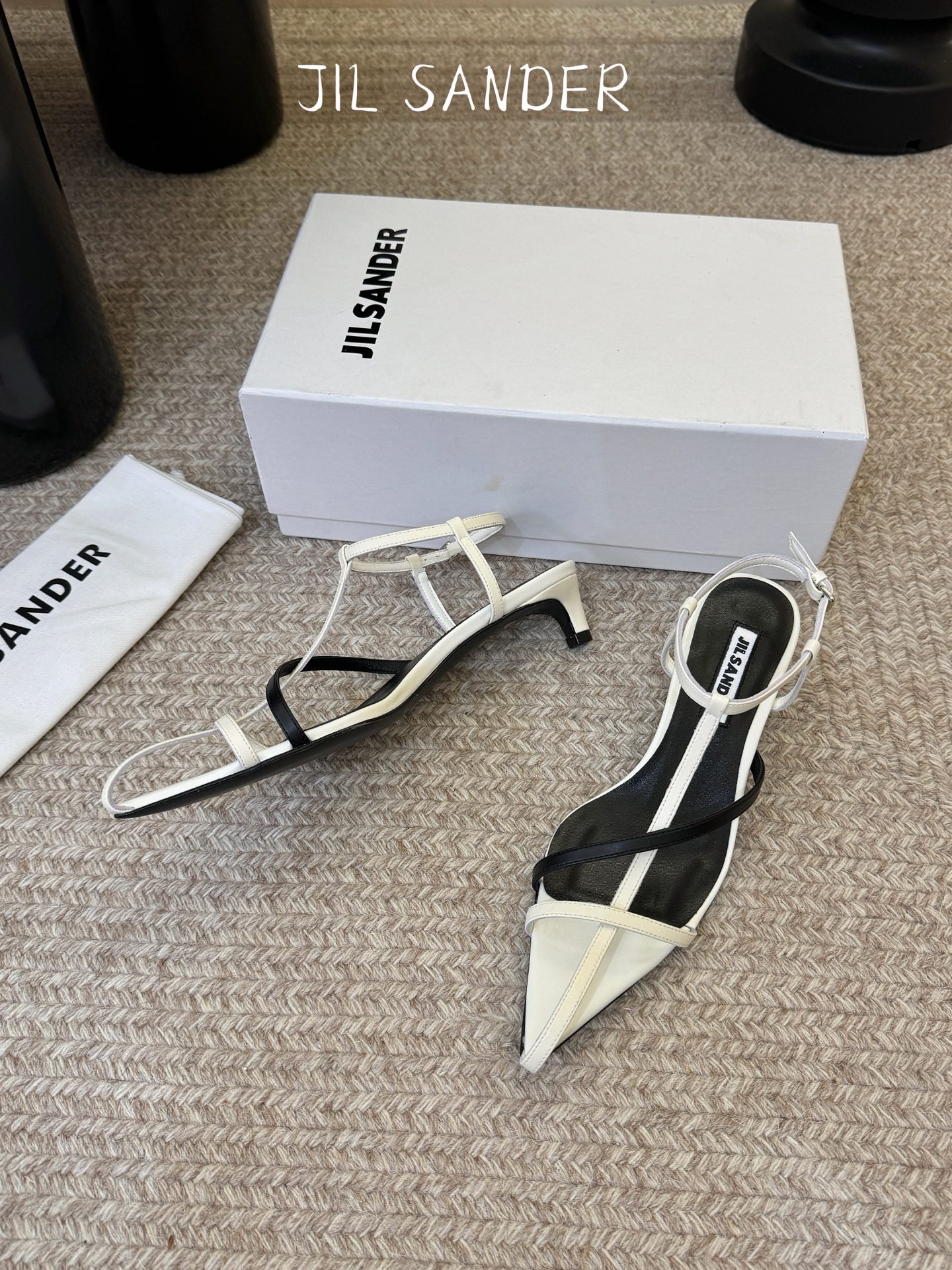 Jil sander 吉尔·桑达春夏简易带子凉鞋系列！春夏最新爆款时髦高跟尖头带子凉鞋‼️这款真的绝了 