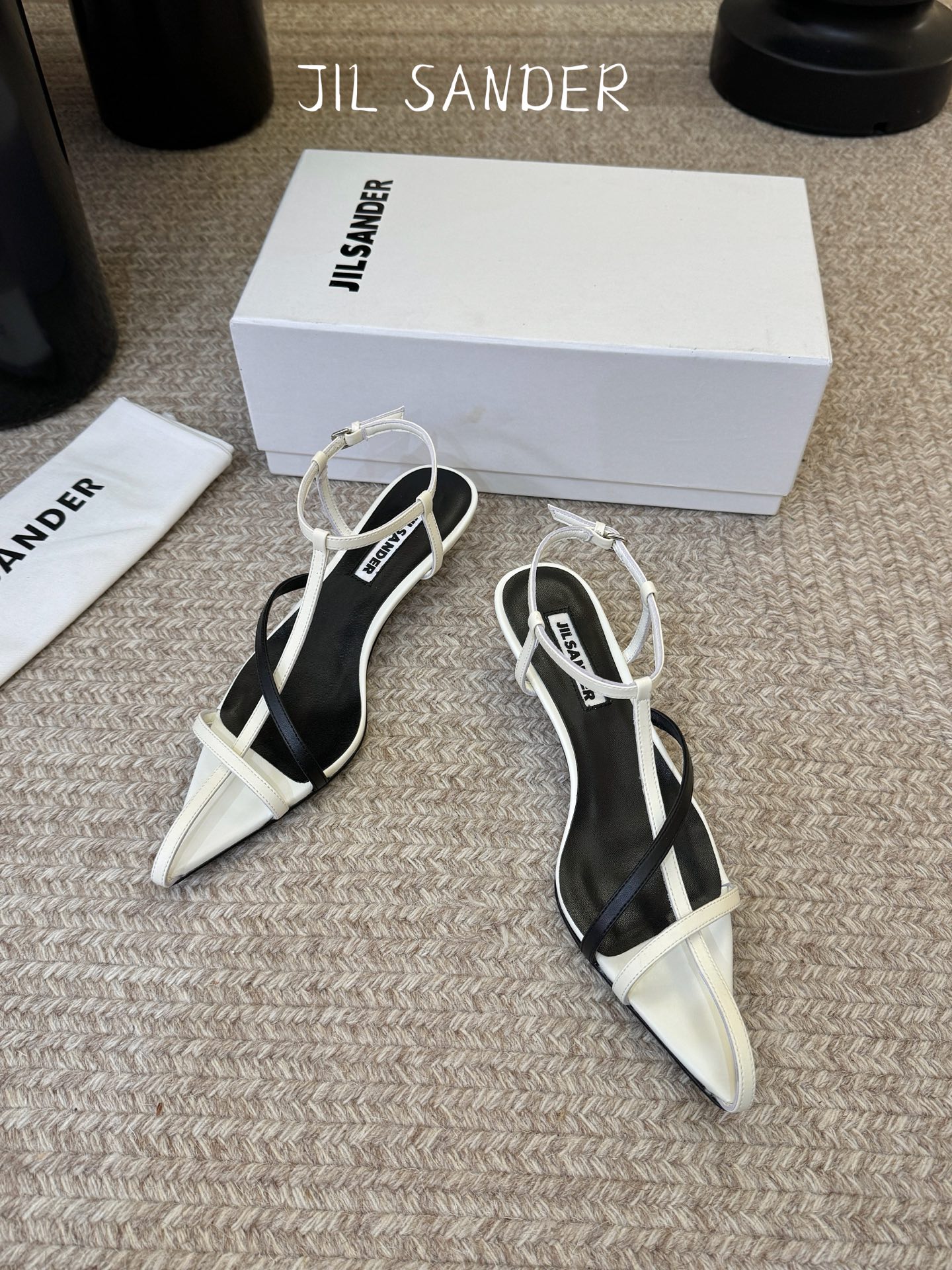 Jil sander 吉尔·桑达春夏简易带子凉鞋系列！春夏最新爆款时髦高跟尖头带子凉鞋‼️这款真的绝了 