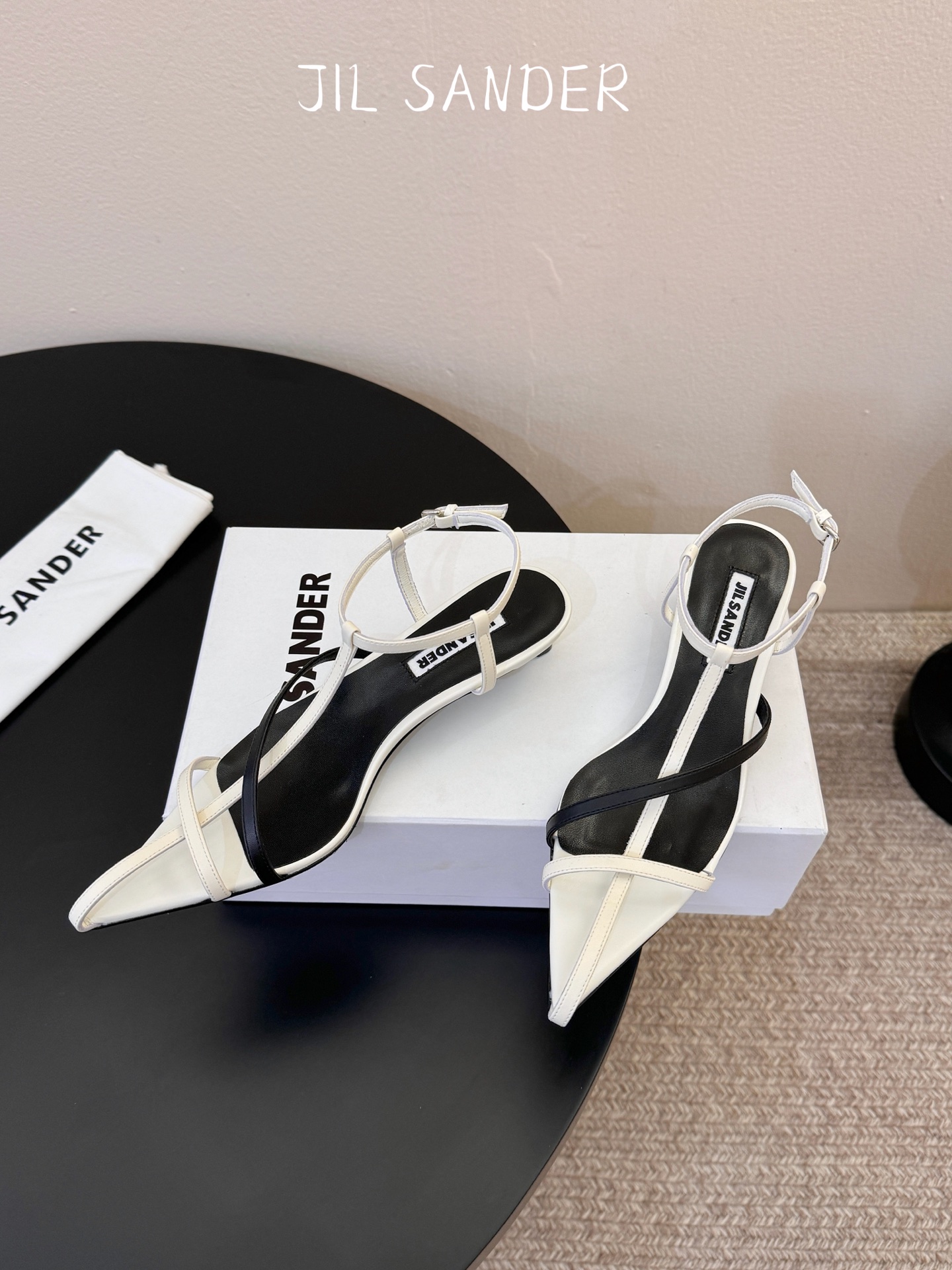 Jil sander 吉尔·桑达春夏简易带子凉鞋系列！春夏最新爆款时髦高跟尖头带子凉鞋‼️这款真的绝了 