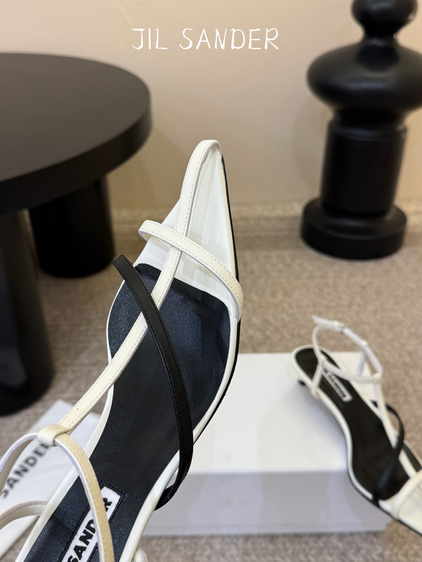 Jil sander 吉尔·桑达春夏简易带子凉鞋系列！春夏最新爆款时髦高跟尖头带子凉鞋‼️这款真的绝了 