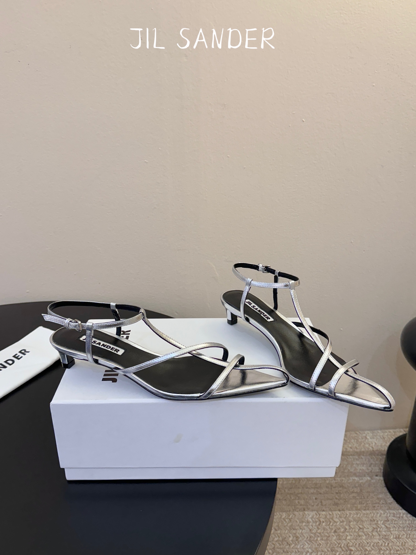 Jil sander 吉尔·桑达春夏简易带子凉鞋系列！春夏最新爆款时髦高跟尖头带子凉鞋‼️这款真的绝了 